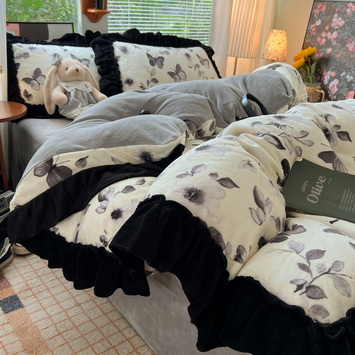 91家纺网 家纺一手货源 找家纺 韩都家居 2025新款法式花边印花牛奶绒四件套 画蝶