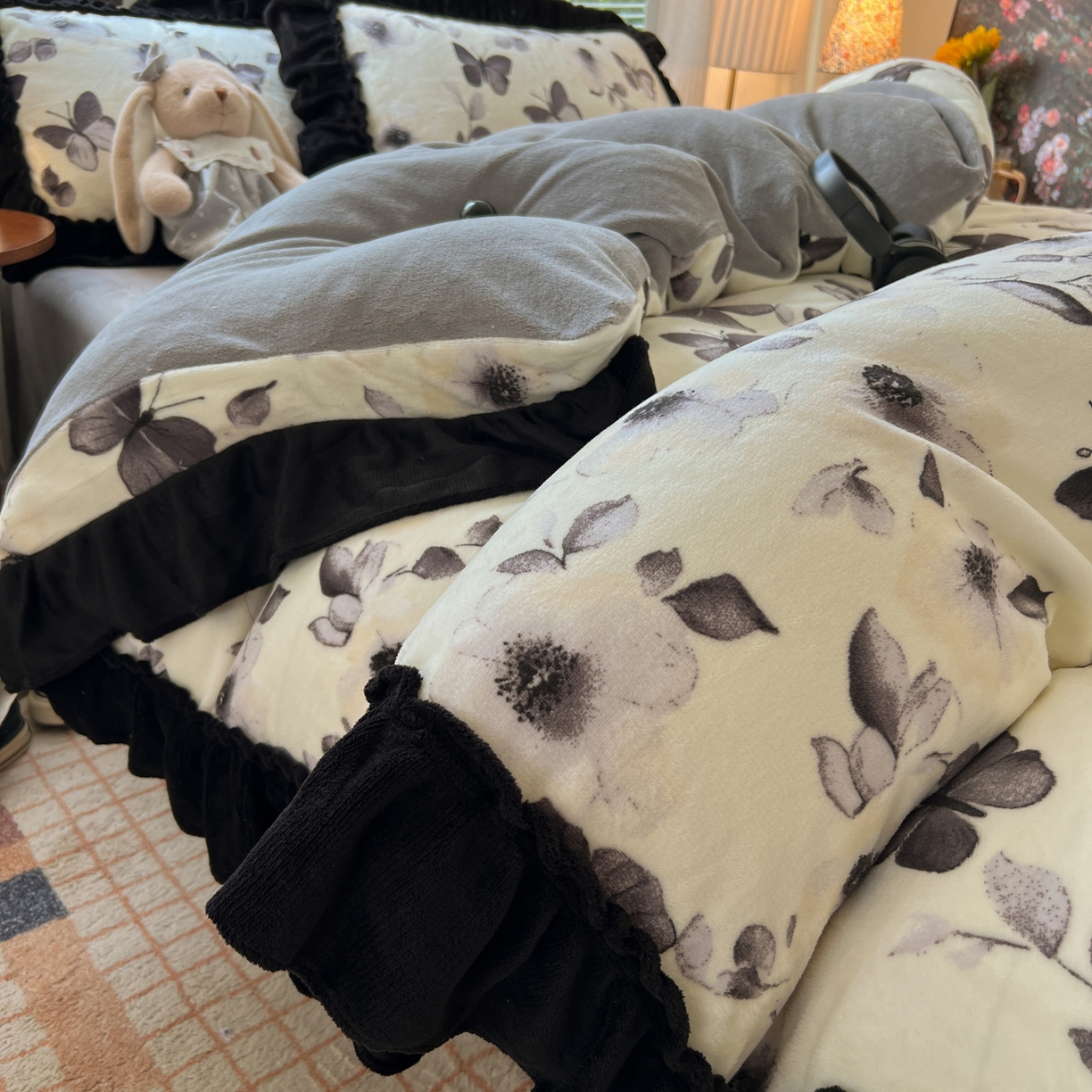 91家纺网 家纺一手货源 找家纺 韩都家居 2025新款法式花边印花牛奶绒四件套 画蝶