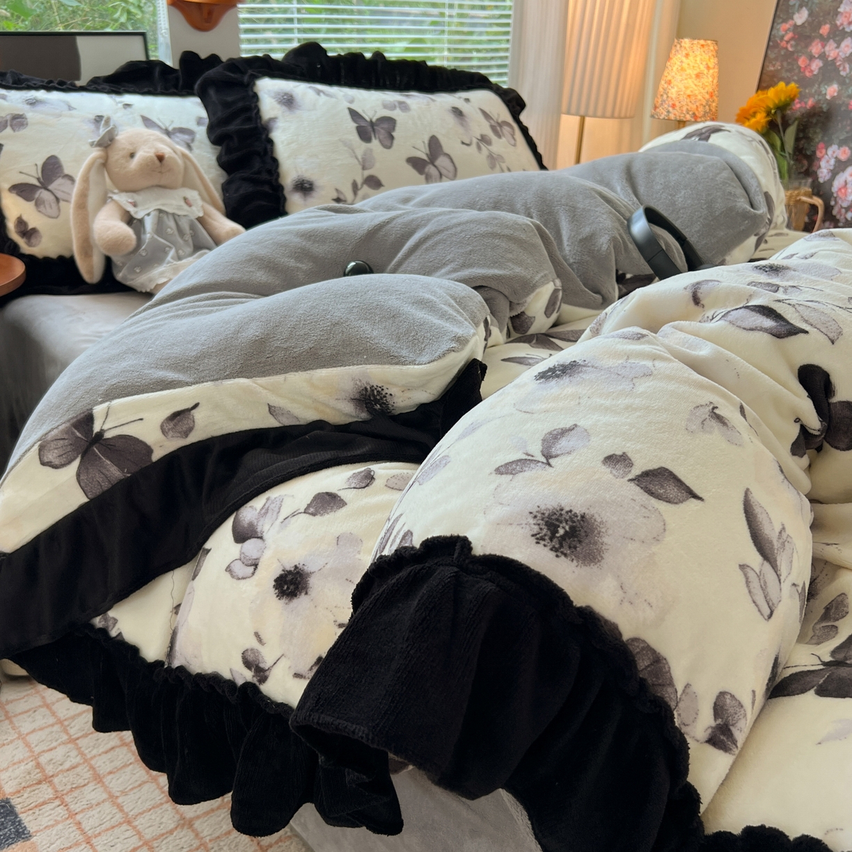 91家纺网 家纺一手货源 找家纺 韩都家居 2025新款法式花边印花牛奶绒四件套 画蝶