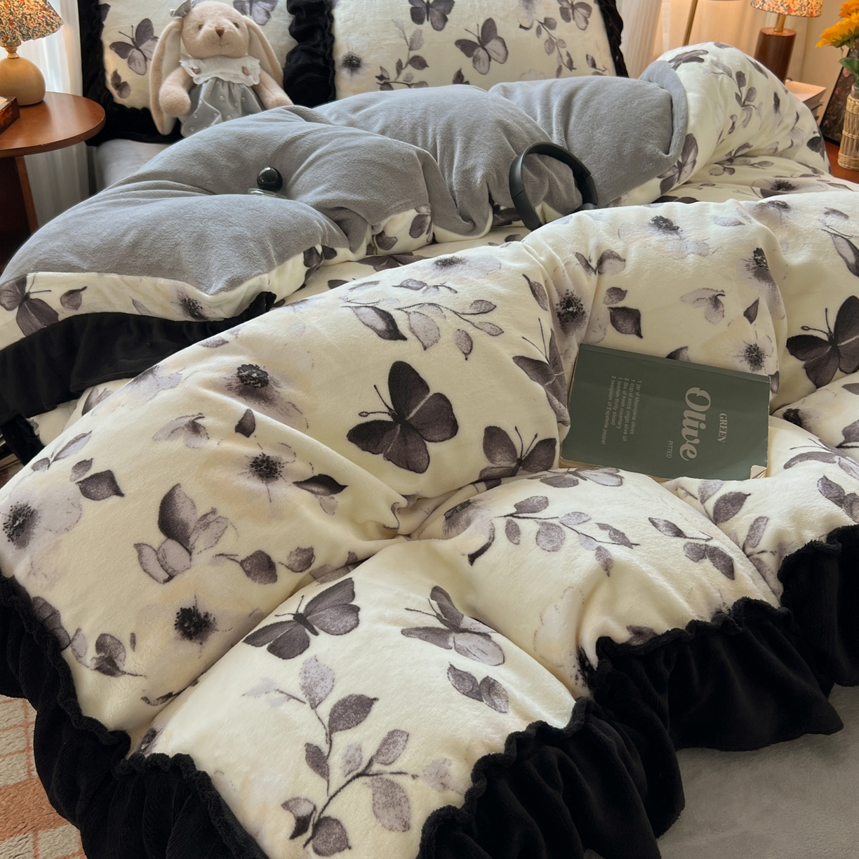 91家纺网 家纺一手货源 找家纺 韩都家居 2025新款法式花边印花牛奶绒四件套 画蝶