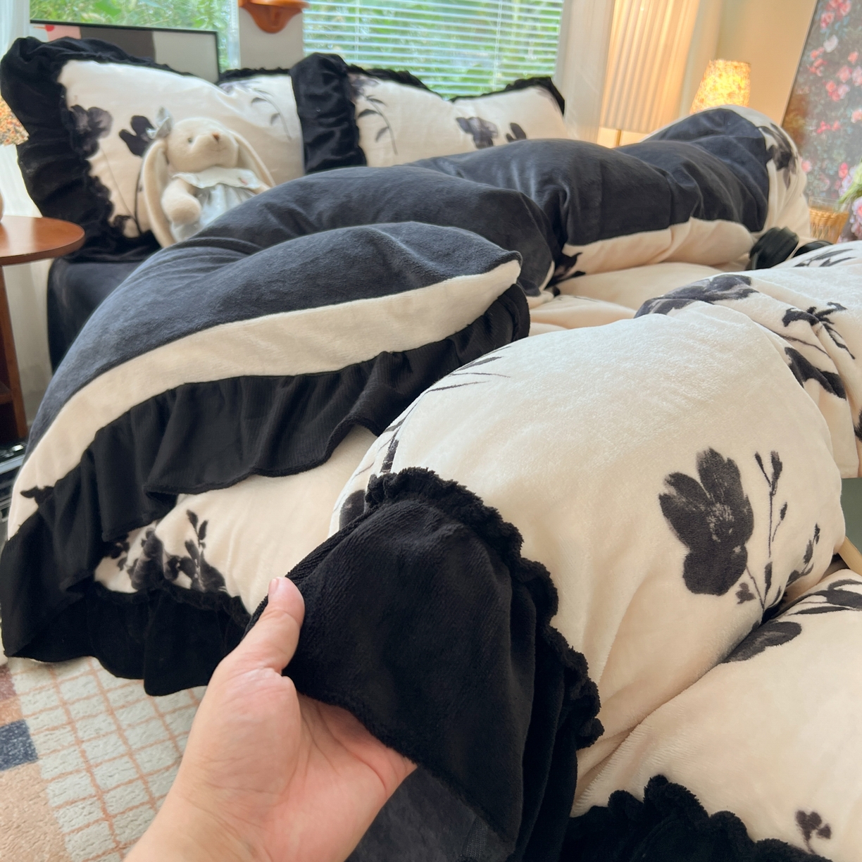 91家纺网 家纺一手货源 找家纺 韩都家居 2025新款法式花边印花牛奶绒四件套 加州风情