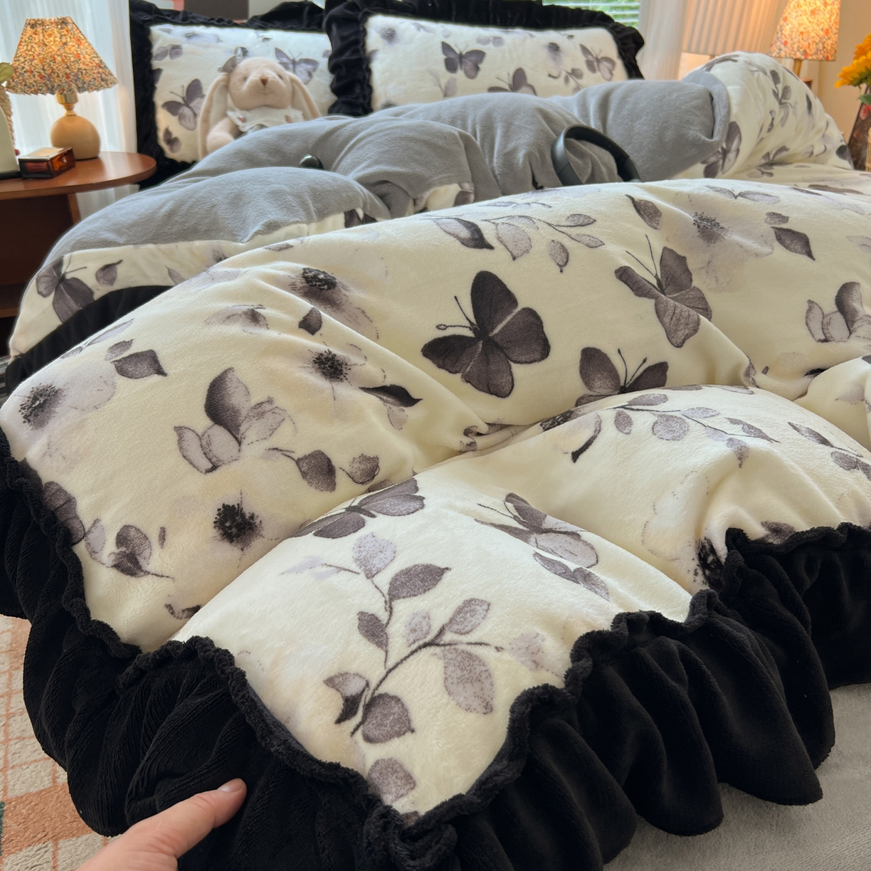 91家纺网 家纺一手货源 找家纺 韩都家居 2025新款法式花边印花牛奶绒四件套 画蝶