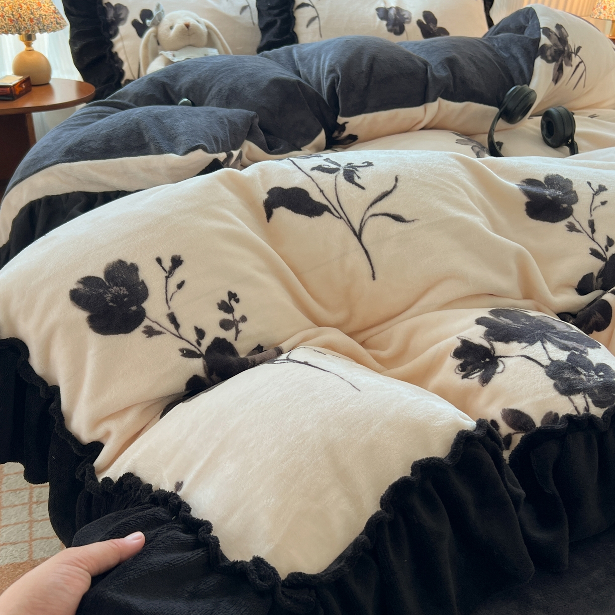 91家纺网 家纺一手货源 找家纺 韩都家居 2025新款法式花边印花牛奶绒四件套 加州风情