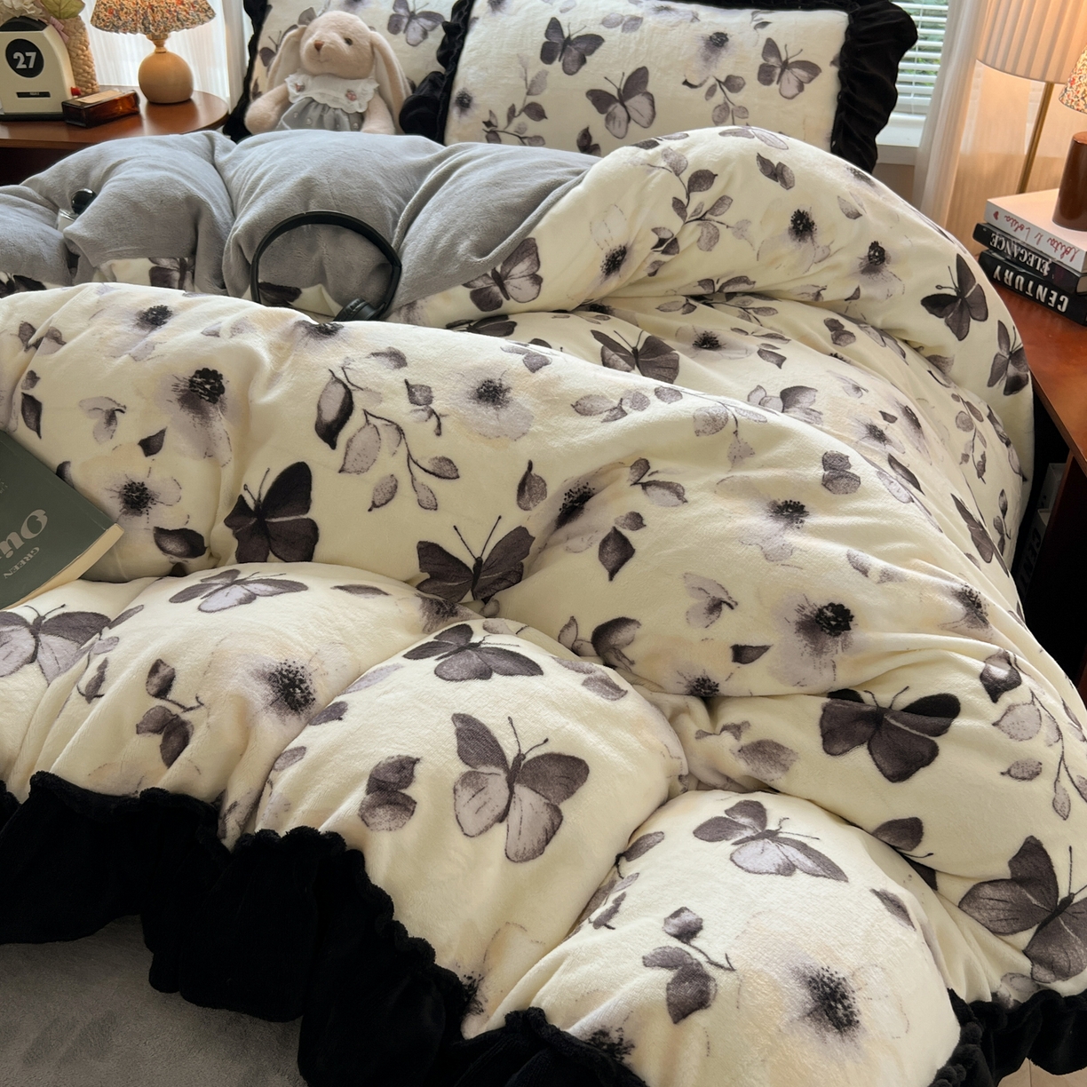 91家纺网 家纺一手货源 找家纺 韩都家居 2025新款法式花边印花牛奶绒四件套 画蝶