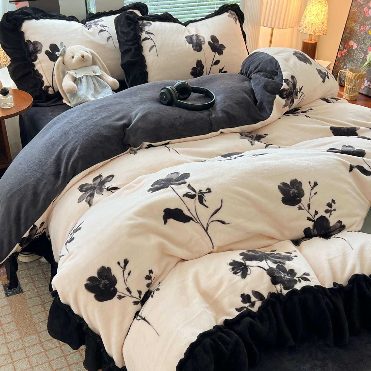 91家纺网 家纺一手货源 找家纺 韩都家居 2025新款法式花边印花牛奶绒四件套 加州风情