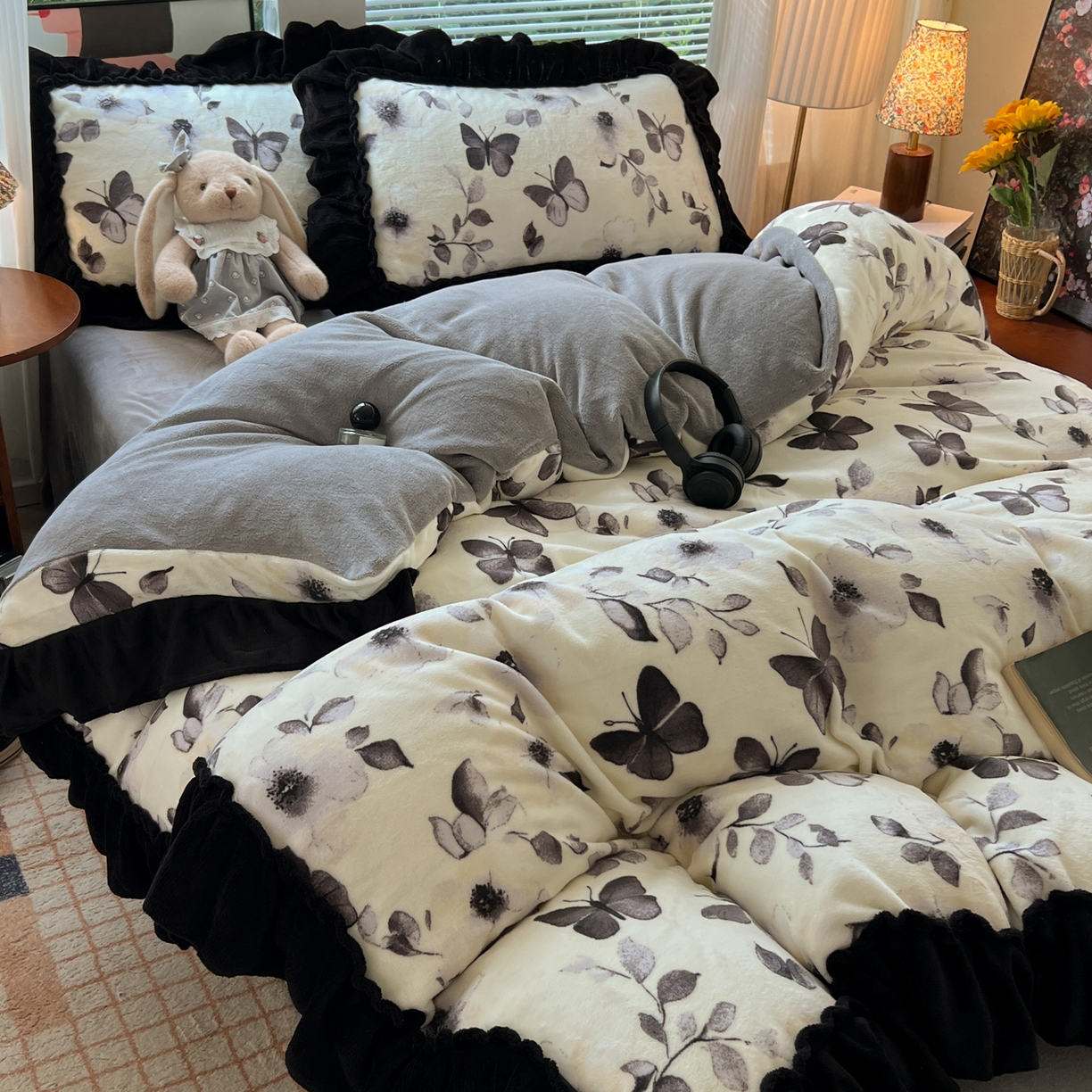 91家纺网 家纺一手货源 找家纺 韩都家居 2025新款法式花边印花牛奶绒四件套 画蝶