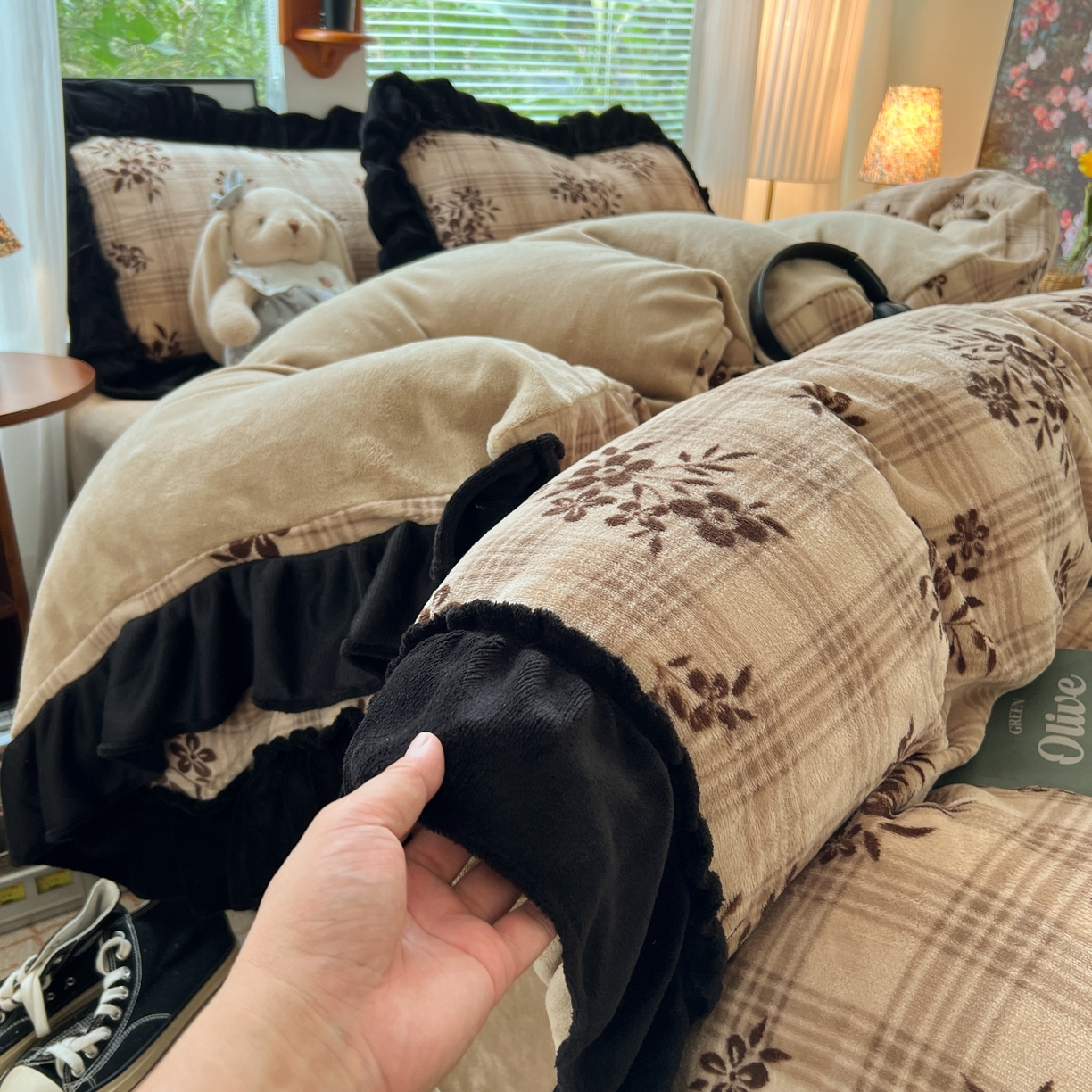 91家纺网 家纺一手货源 找家纺 韩都家居 2025新款法式花边印花牛奶绒四件套 茶花