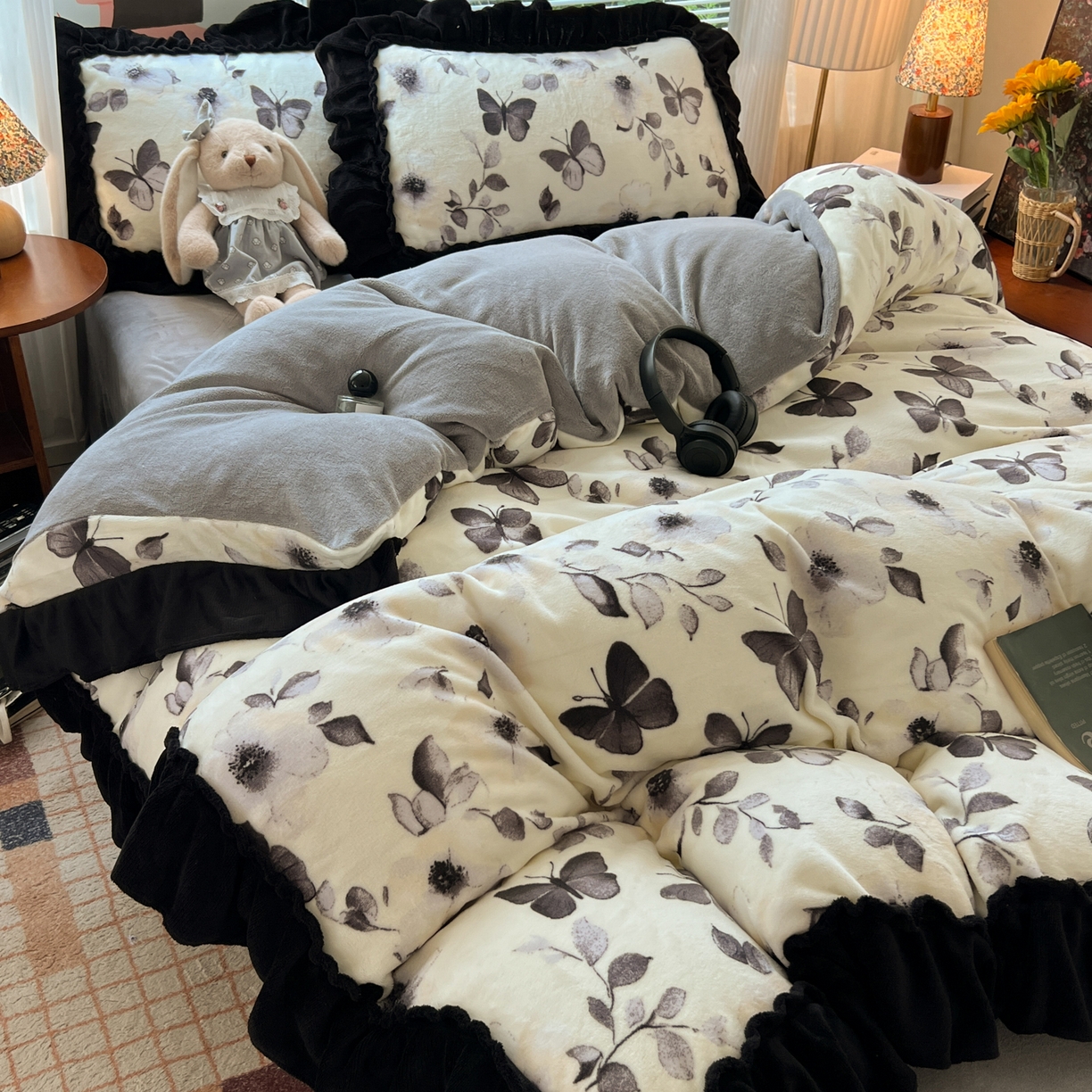 91家纺网 家纺一手货源 找家纺 韩都家居 2025新款法式花边印花牛奶绒四件套 画蝶