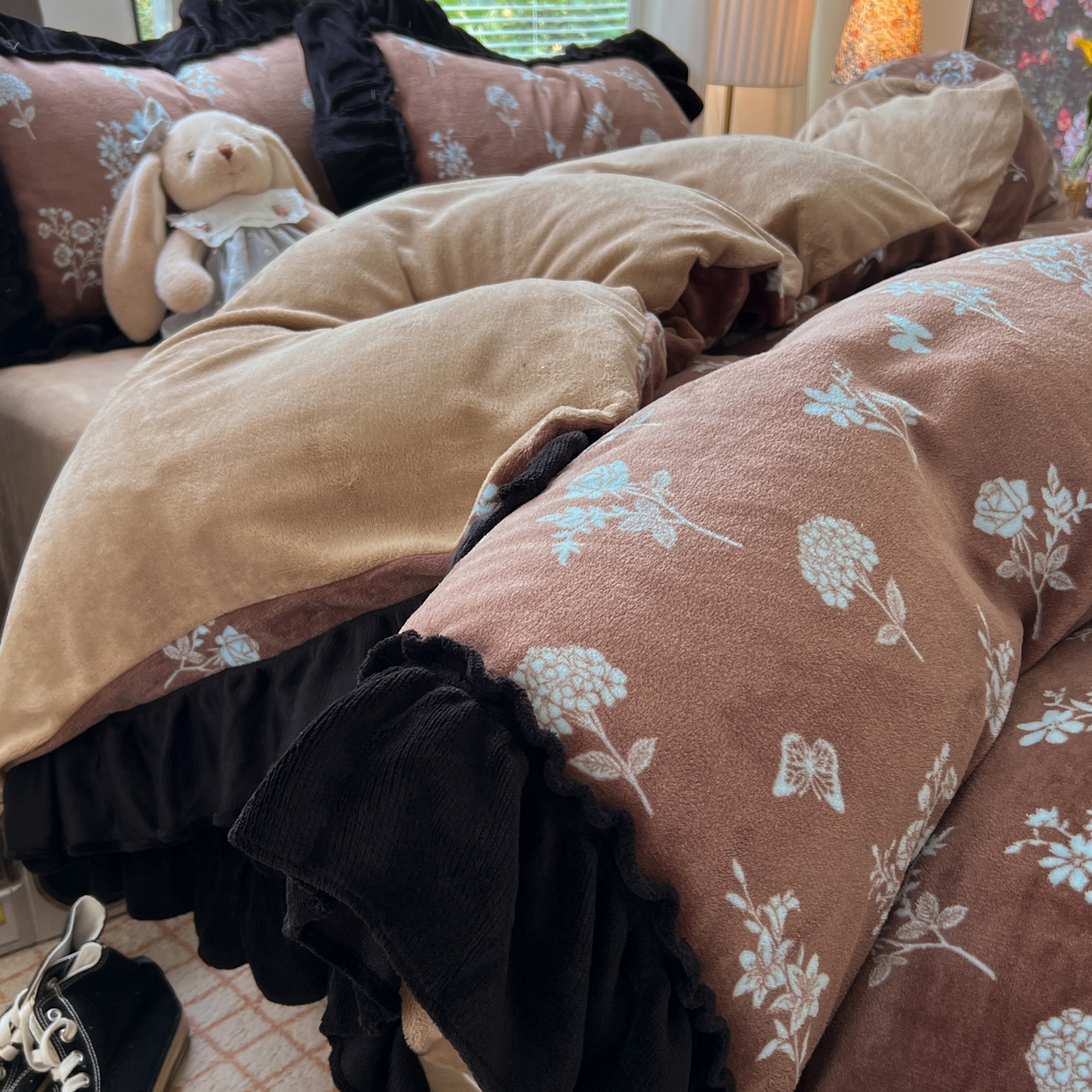 91家纺网 家纺一手货源 找家纺 韩都家居 2025新款法式花边印花牛奶绒四件套 洛莉