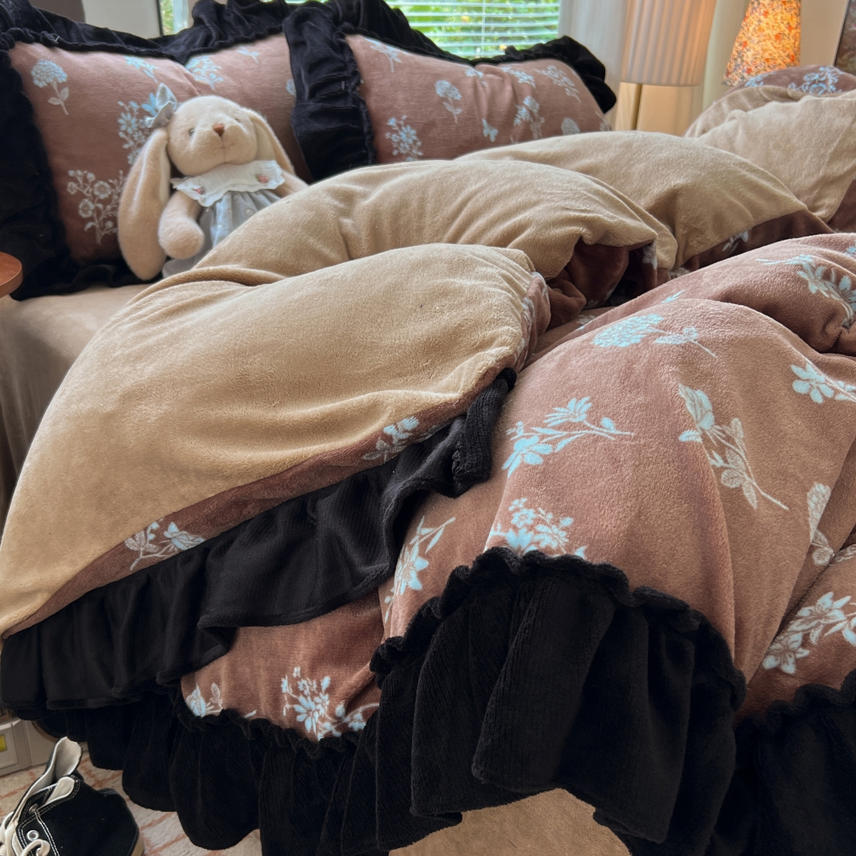 91家纺网 家纺一手货源 找家纺 韩都家居 2025新款法式花边印花牛奶绒四件套 洛莉