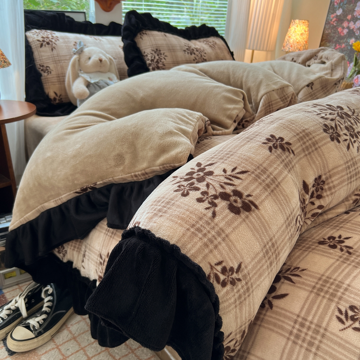 91家纺网 家纺一手货源 找家纺 韩都家居 2025新款法式花边印花牛奶绒四件套 茶花