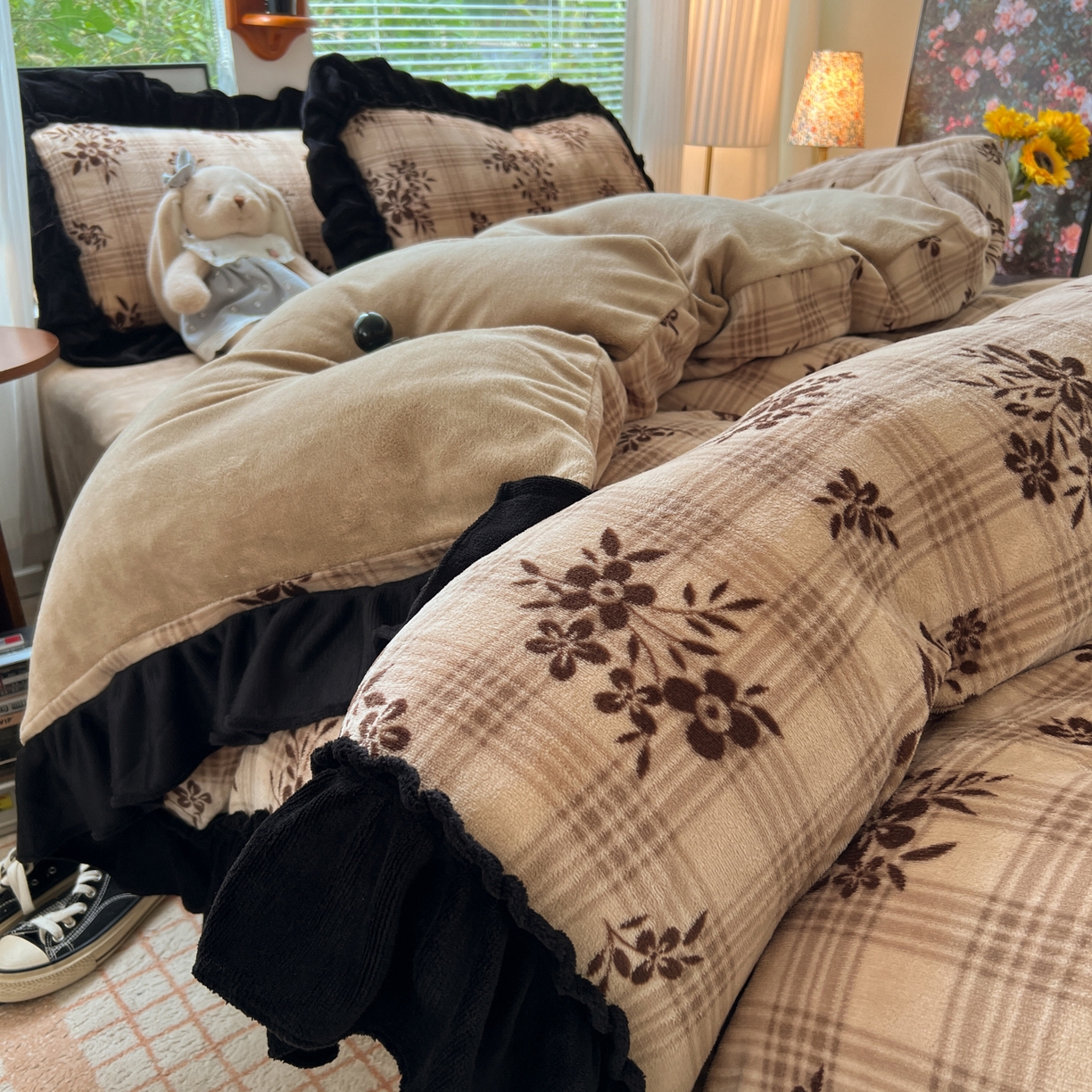 91家纺网 家纺一手货源 找家纺 韩都家居 2025新款法式花边印花牛奶绒四件套 茶花