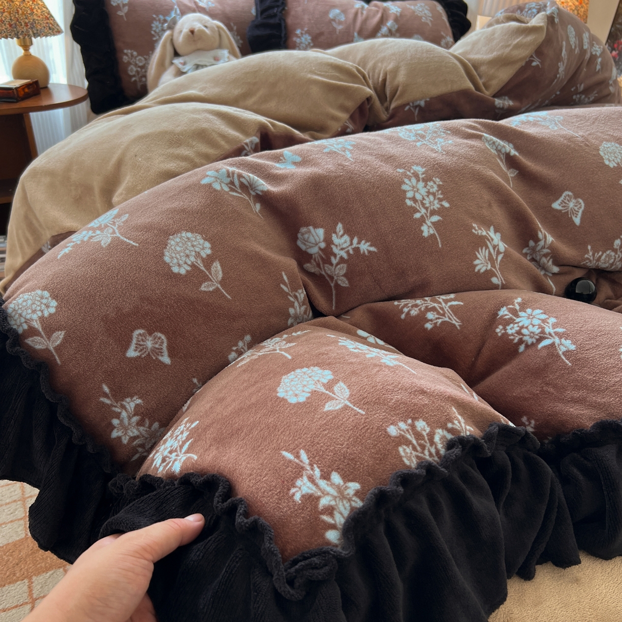 91家纺网 家纺一手货源 找家纺 韩都家居 2025新款法式花边印花牛奶绒四件套 洛莉