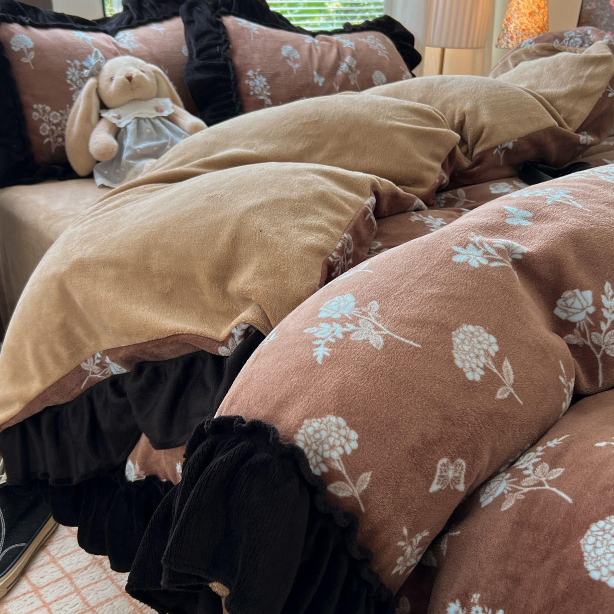 91家纺网 家纺一手货源 找家纺 韩都家居 2025新款法式花边印花牛奶绒四件套 洛莉