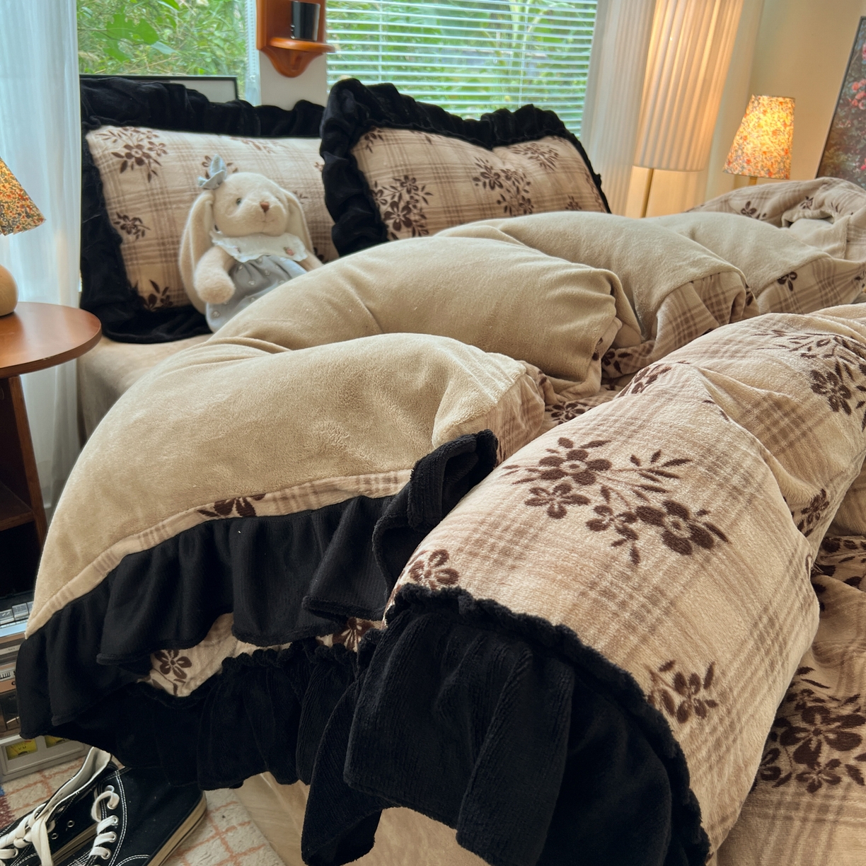 91家纺网 家纺一手货源 找家纺 韩都家居 2025新款法式花边印花牛奶绒四件套 茶花