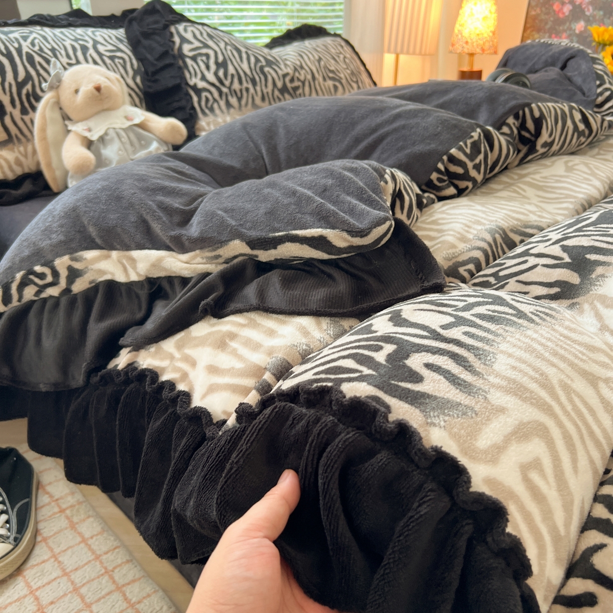 91家纺网 家纺一手货源 找家纺 韩都家居 2025新款法式花边印花牛奶绒四件套 岁月留声