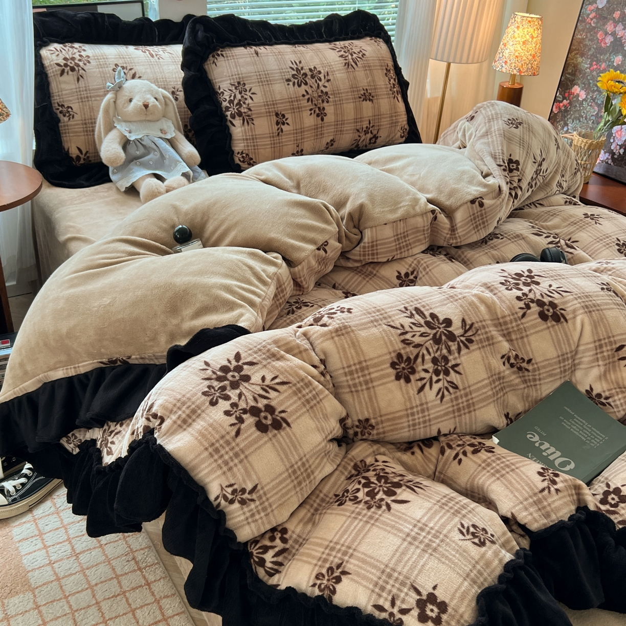 91家纺网 家纺一手货源 找家纺 韩都家居 2025新款法式花边印花牛奶绒四件套 茶花