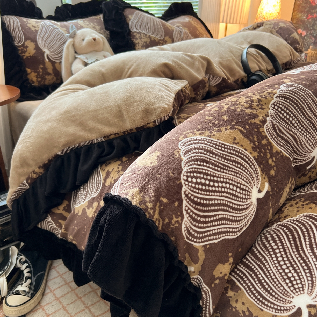 91家纺网 家纺一手货源 找家纺 韩都家居 2025新款法式花边印花牛奶绒四件套 南瓜