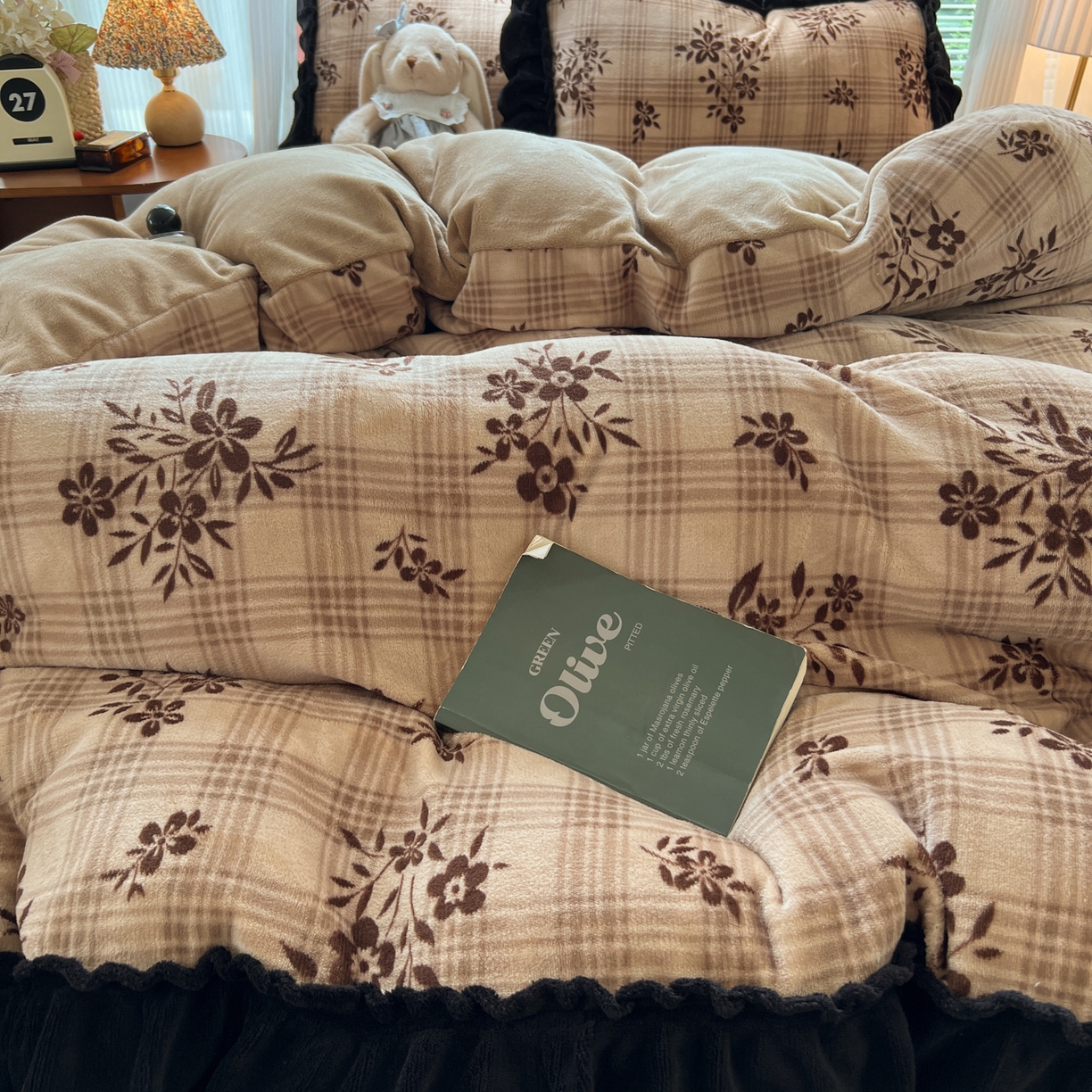 91家纺网 家纺一手货源 找家纺 韩都家居 2025新款法式花边印花牛奶绒四件套 茶花