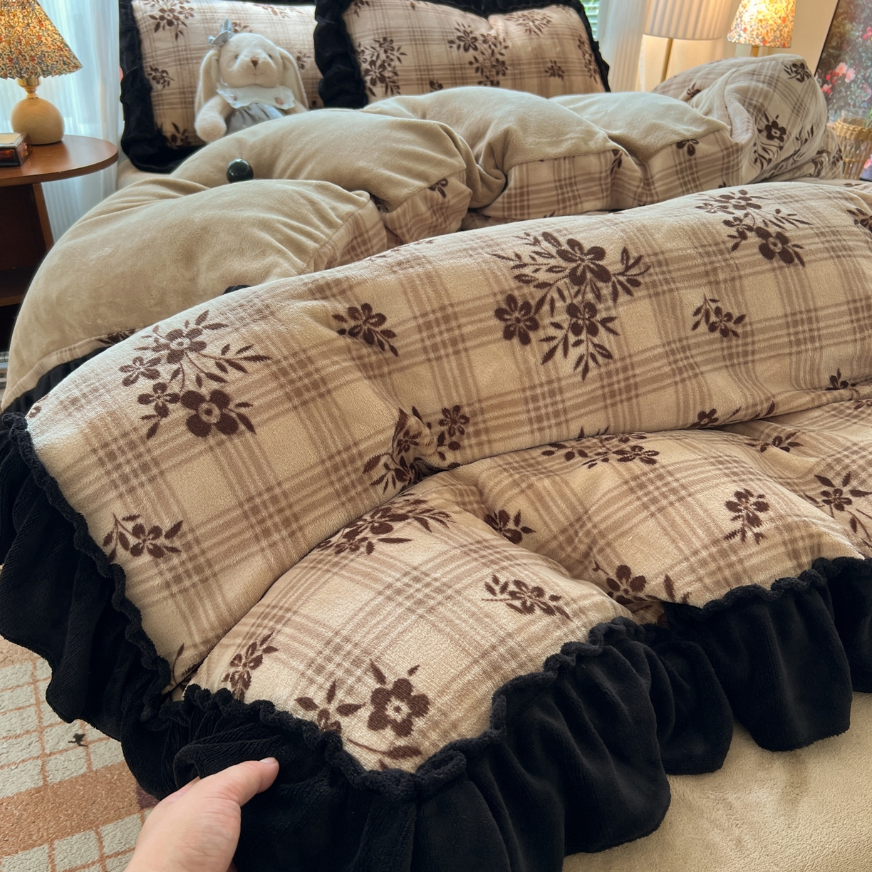 91家纺网 家纺一手货源 找家纺 韩都家居 2025新款法式花边印花牛奶绒四件套 茶花