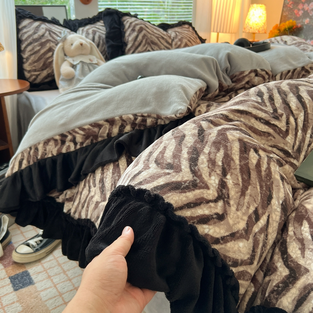 91家纺网 家纺一手货源 找家纺 韩都家居 2025新款法式花边印花牛奶绒四件套 豹纹咖