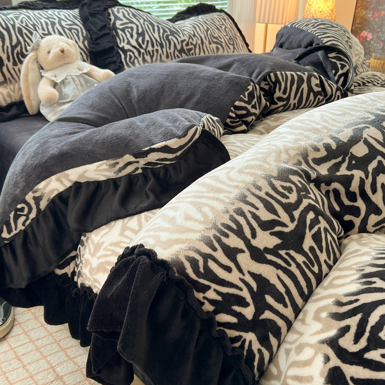 91家纺网 家纺一手货源 找家纺 韩都家居 2025新款法式花边印花牛奶绒四件套 岁月留声