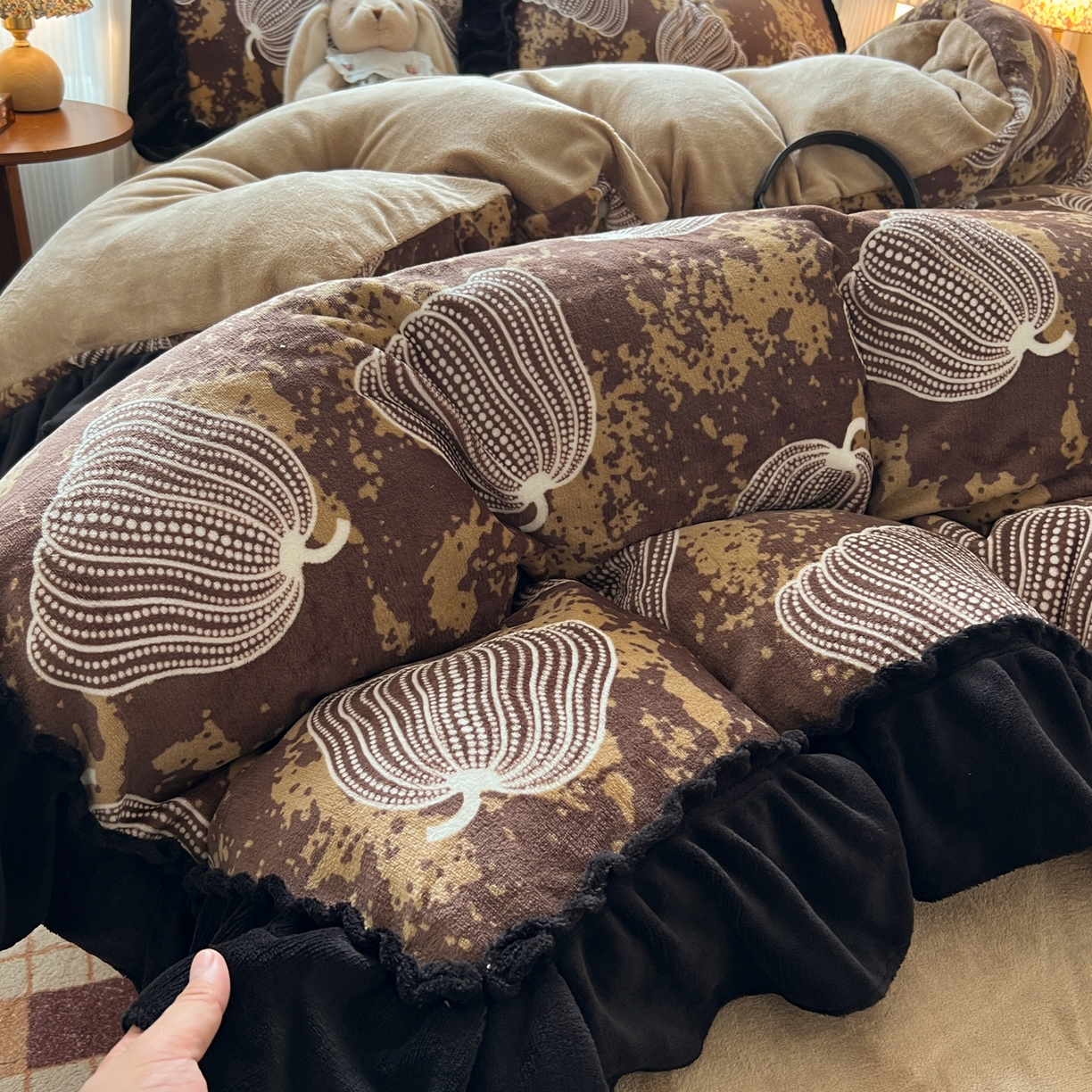 91家纺网 家纺一手货源 找家纺 韩都家居 2025新款法式花边印花牛奶绒四件套 南瓜