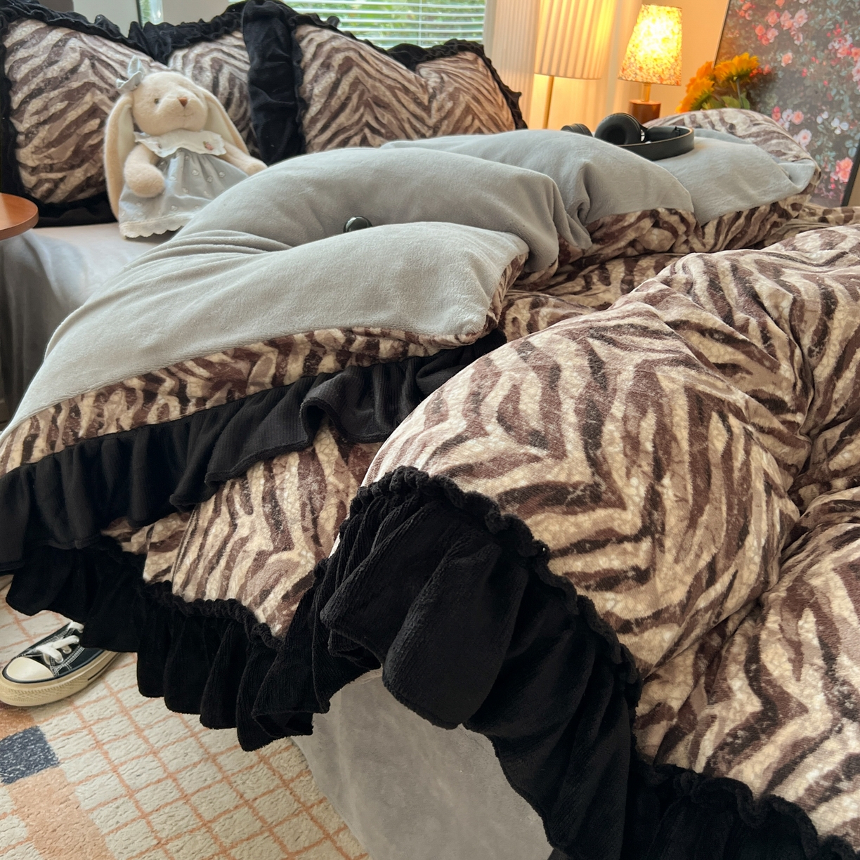 91家纺网 家纺一手货源 找家纺 韩都家居 2025新款法式花边印花牛奶绒四件套 豹纹咖