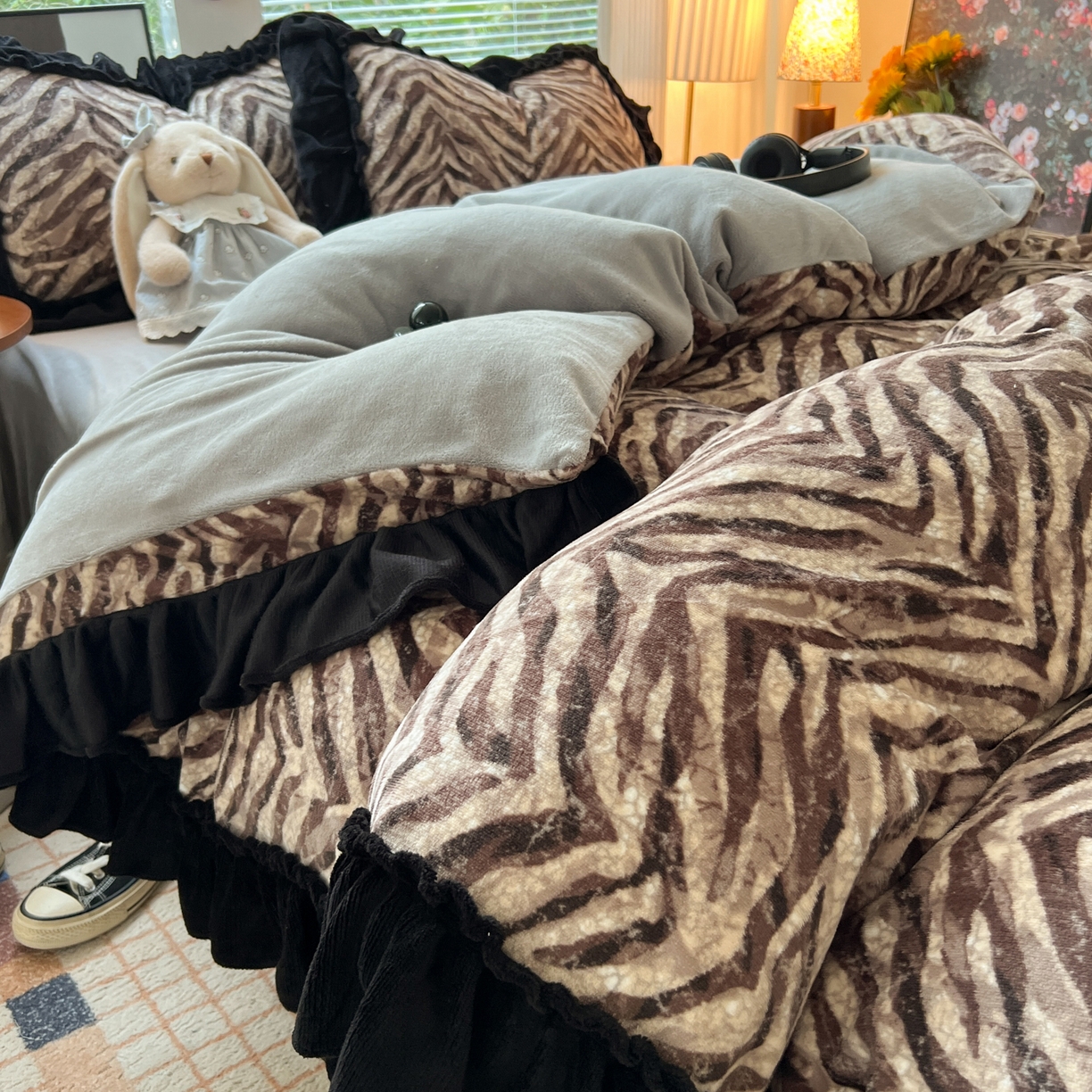 91家纺网 家纺一手货源 找家纺 韩都家居 2025新款法式花边印花牛奶绒四件套 豹纹咖