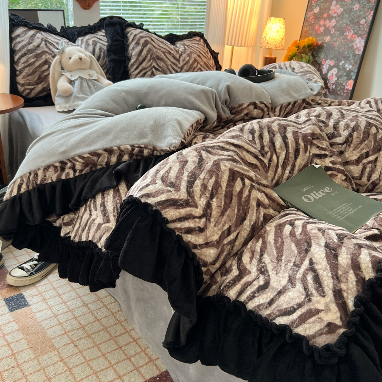 91家纺网 家纺一手货源 找家纺 韩都家居 2025新款法式花边印花牛奶绒四件套 豹纹咖