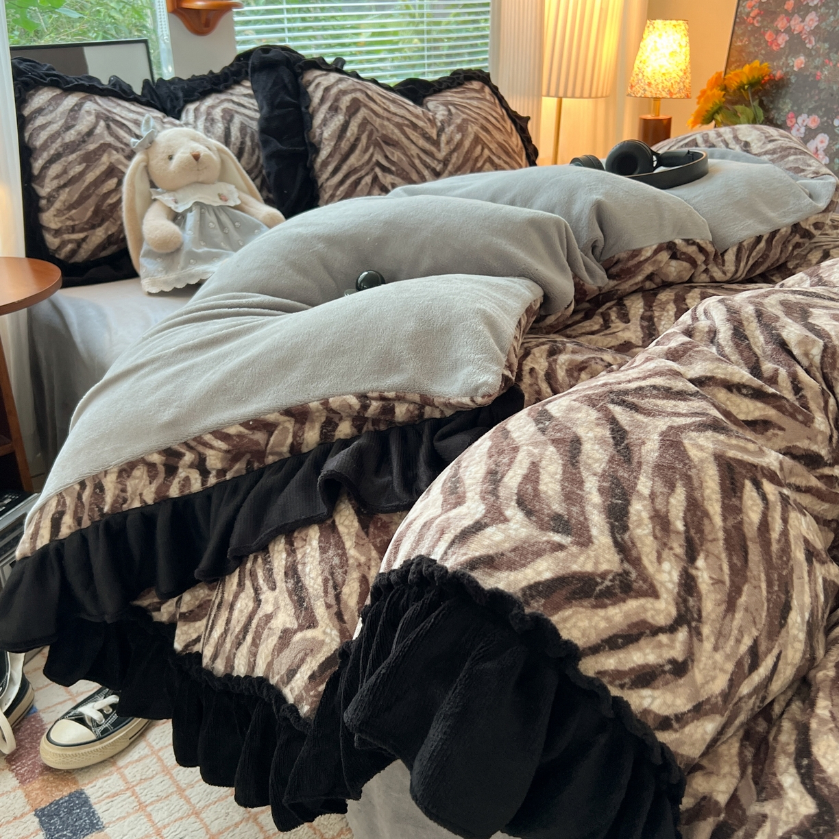 91家纺网 家纺一手货源 找家纺 韩都家居 2025新款法式花边印花牛奶绒四件套 豹纹咖