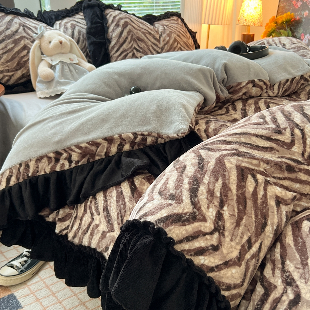 91家纺网 家纺一手货源 找家纺 韩都家居 2025新款法式花边印花牛奶绒四件套 豹纹咖