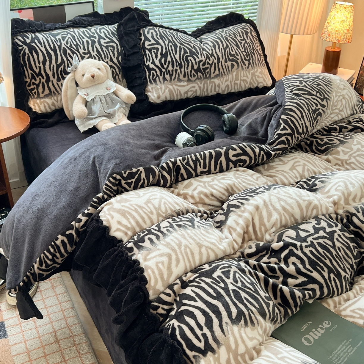 91家纺网 家纺一手货源 找家纺 韩都家居 2025新款法式花边印花牛奶绒四件套 岁月留声