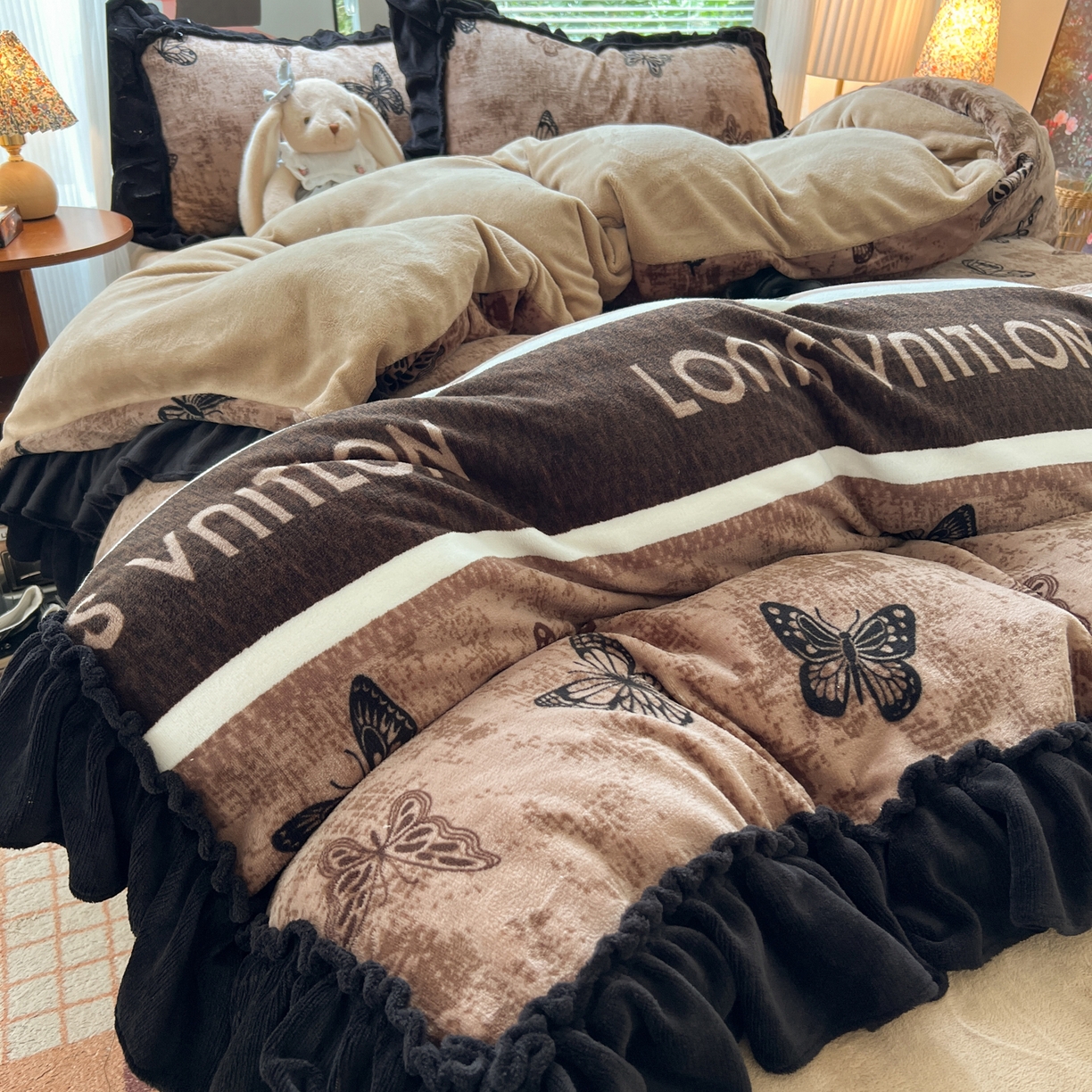 91家纺网 家纺一手货源 找家纺 韩都家居 2025新款法式花边印花牛奶绒四件套 陌离