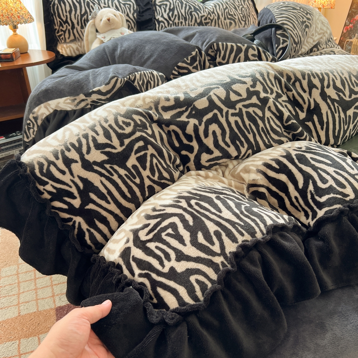 91家纺网 家纺一手货源 找家纺 韩都家居 2025新款法式花边印花牛奶绒四件套 岁月留声