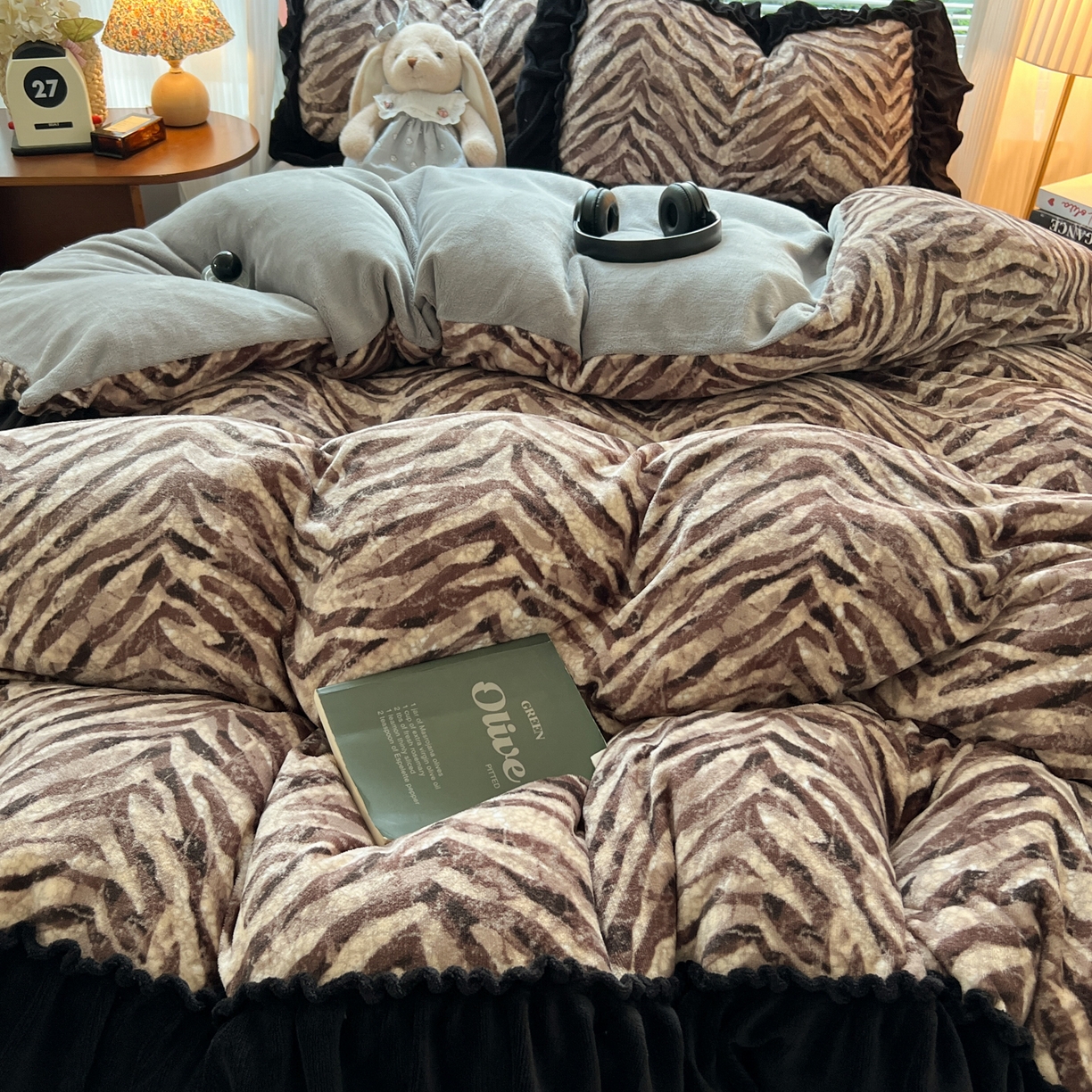 91家纺网 家纺一手货源 找家纺 韩都家居 2025新款法式花边印花牛奶绒四件套 豹纹咖