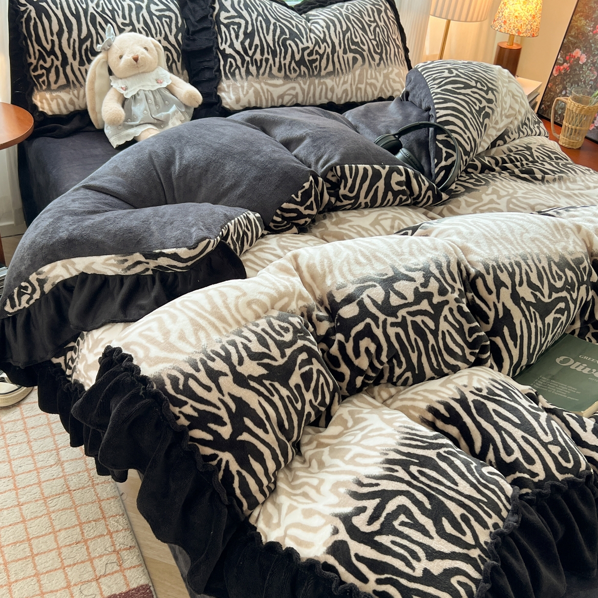 91家纺网 家纺一手货源 找家纺 韩都家居 2025新款法式花边印花牛奶绒四件套 岁月留声