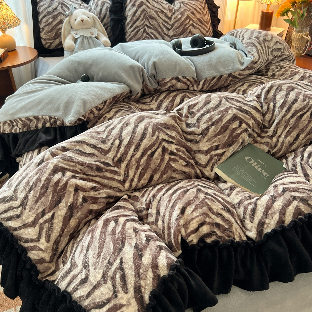 91家纺网 家纺一手货源 找家纺 韩都家居 2025新款法式花边印花牛奶绒四件套 豹纹咖