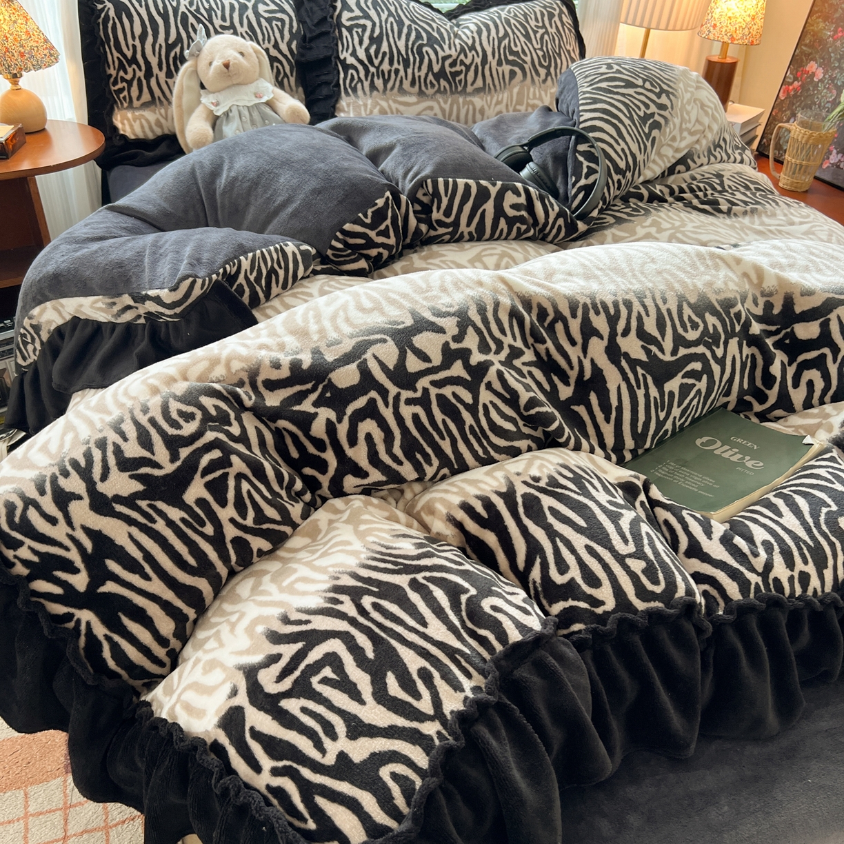 91家纺网 家纺一手货源 找家纺 韩都家居 2025新款法式花边印花牛奶绒四件套 岁月留声