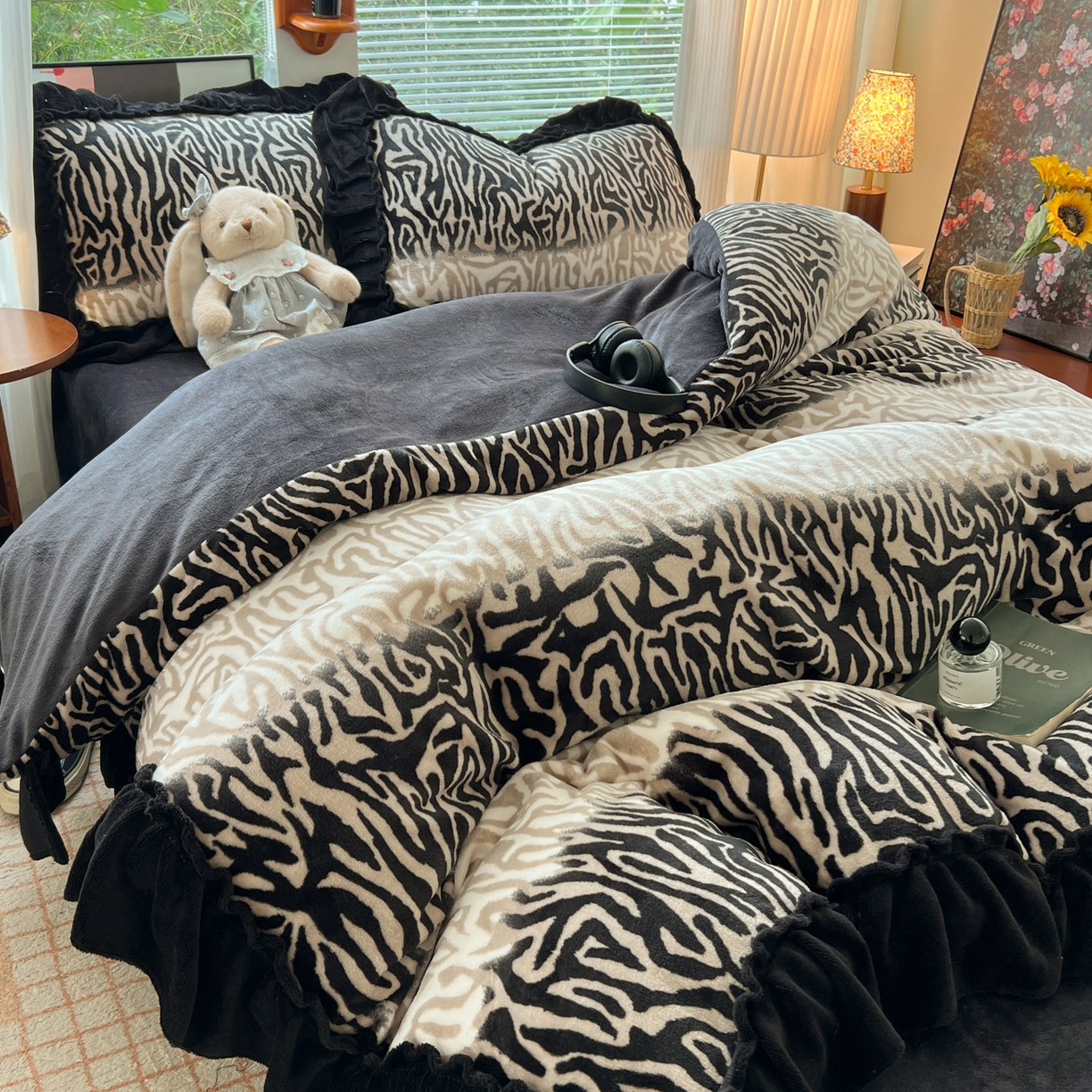 91家纺网 家纺一手货源 找家纺 韩都家居 2025新款法式花边印花牛奶绒四件套 岁月留声