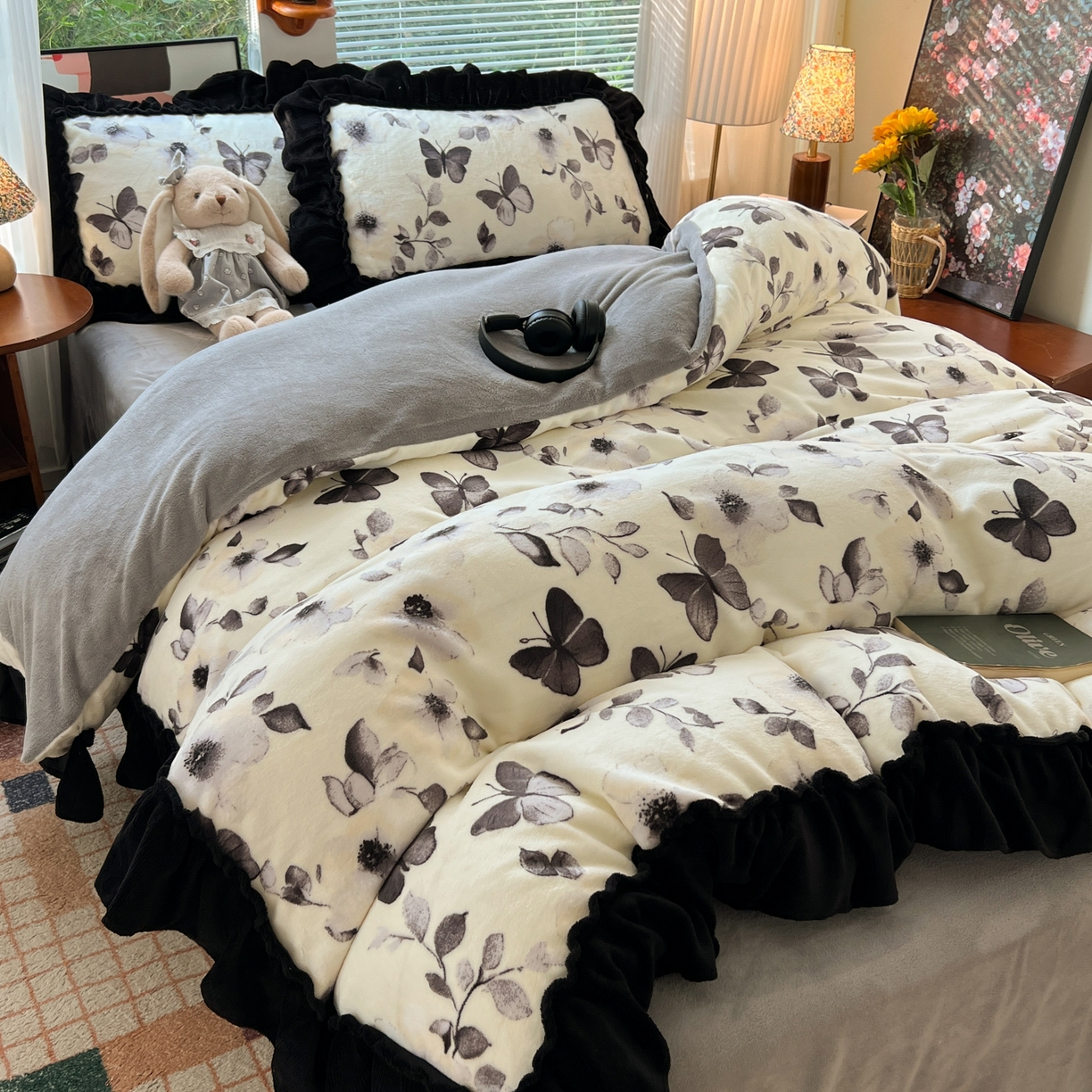 91家纺网 家纺一手货源 找家纺 韩都家居 2025新款法式花边印花牛奶绒四件套 画蝶