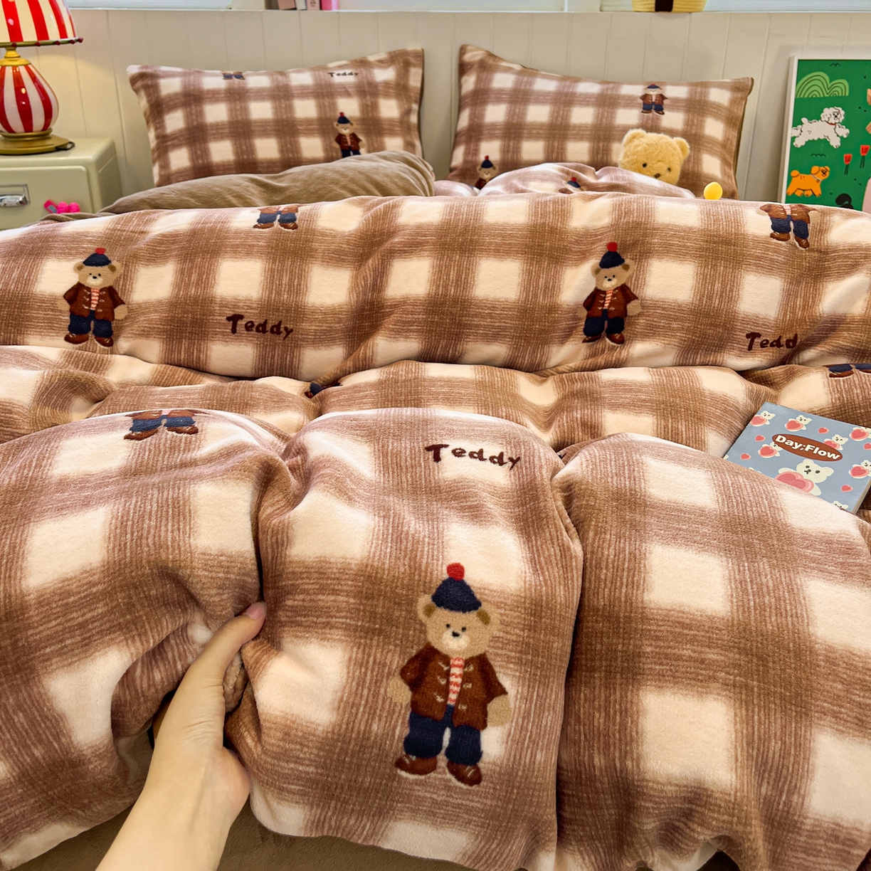 91家纺网 家纺一手货源 找家纺 佳汐蓝家纺 2025新款190克高克重牛奶绒印花四件套 芭乐-咖+摩卡棕