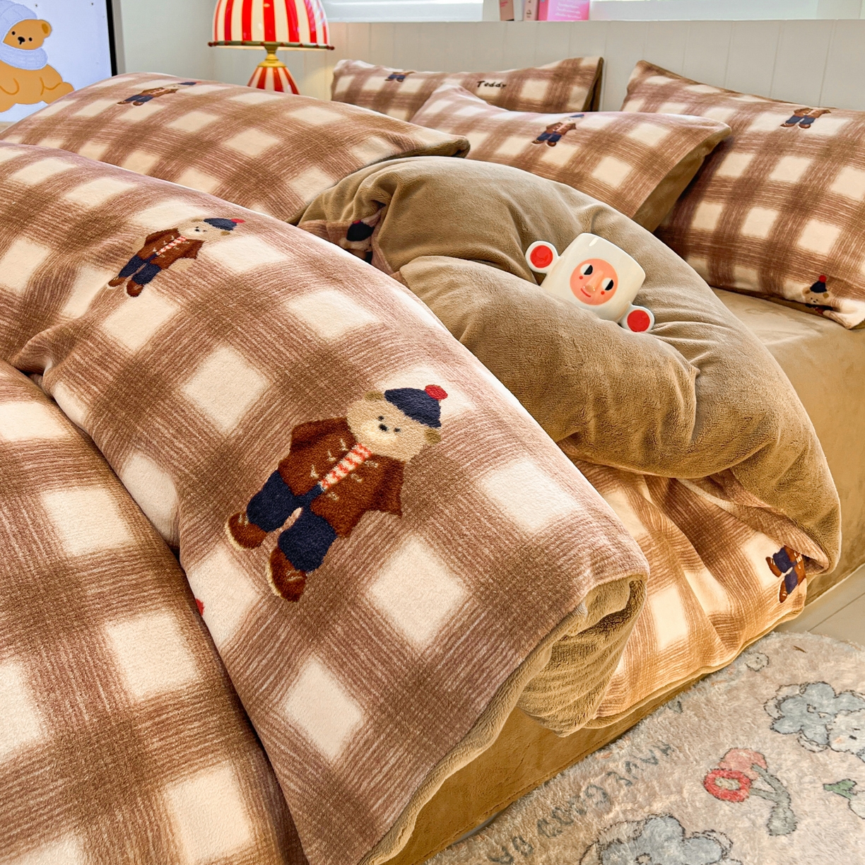 91家纺网 家纺一手货源 找家纺 佳汐蓝家纺 2025新款190克高克重牛奶绒印花四件套 芭乐-咖+摩卡棕