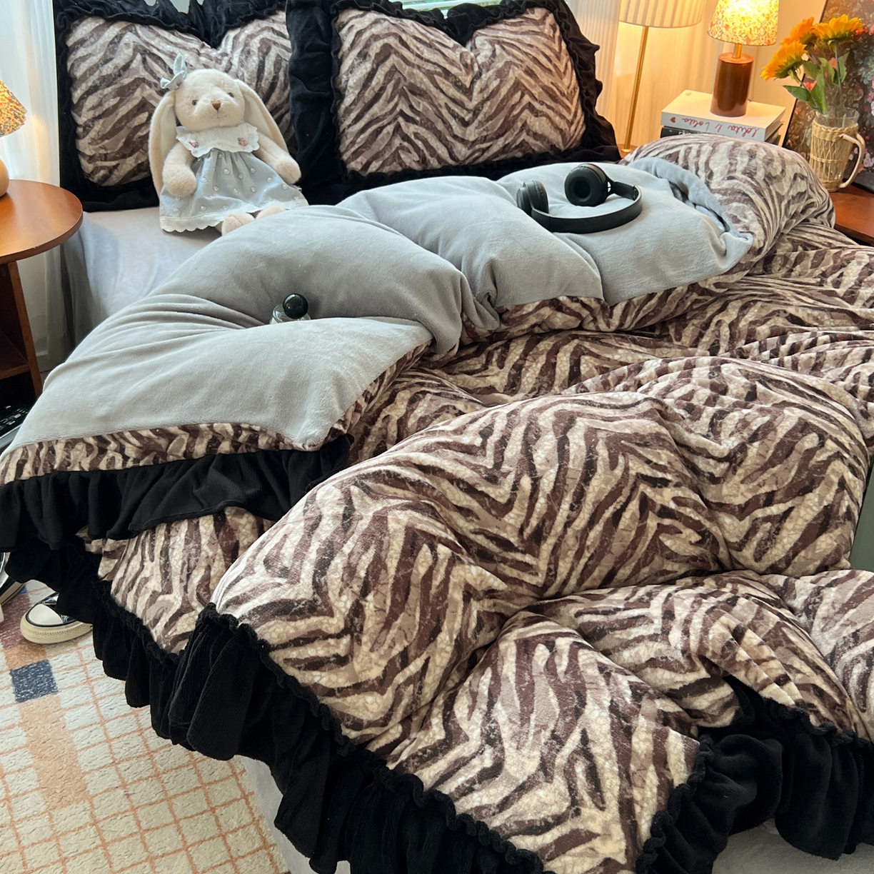 91家纺网 家纺一手货源 找家纺 韩都家居 2025新款法式花边印花牛奶绒四件套 豹纹咖