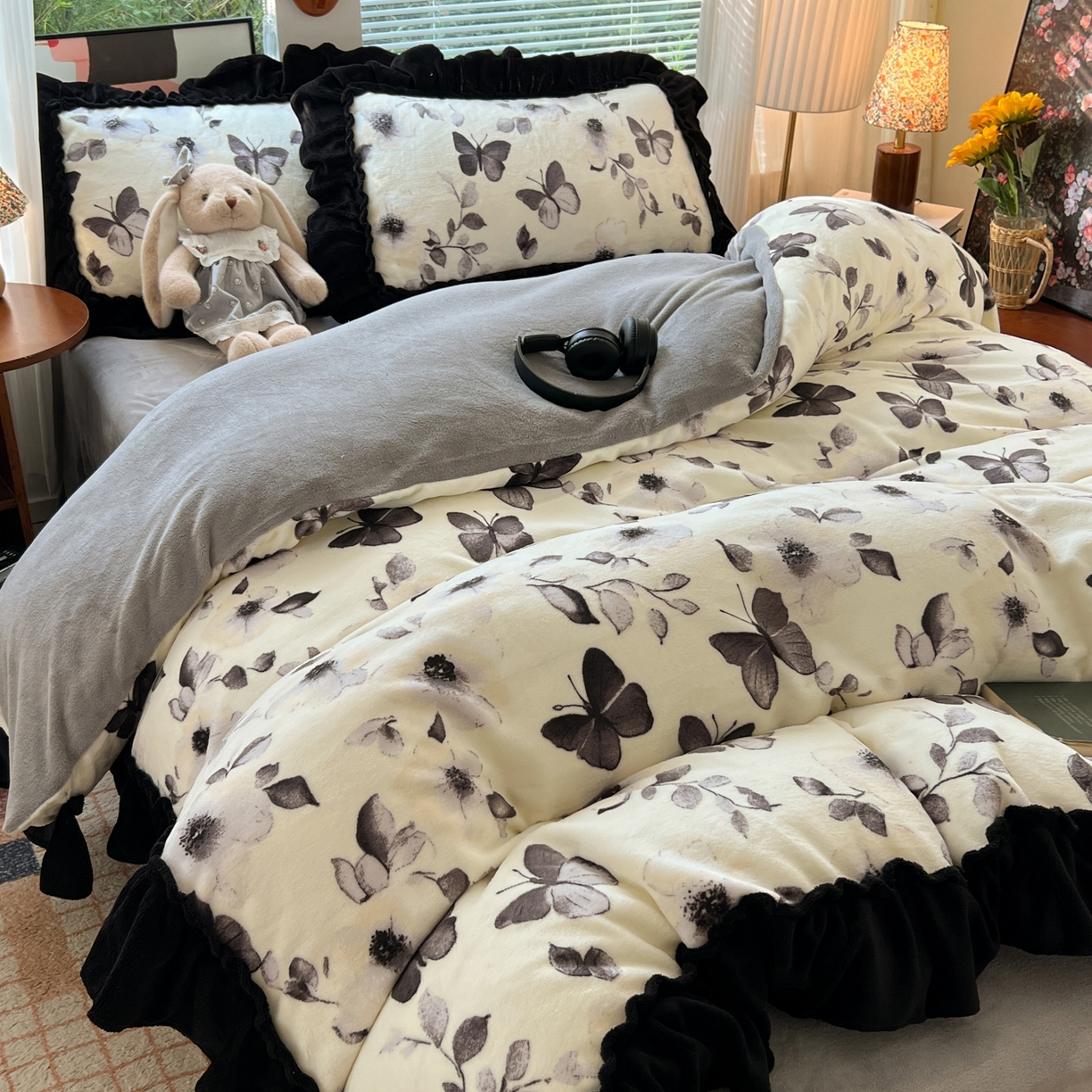 91家纺网 家纺一手货源 找家纺 韩都家居 2025新款法式花边印花牛奶绒四件套 画蝶