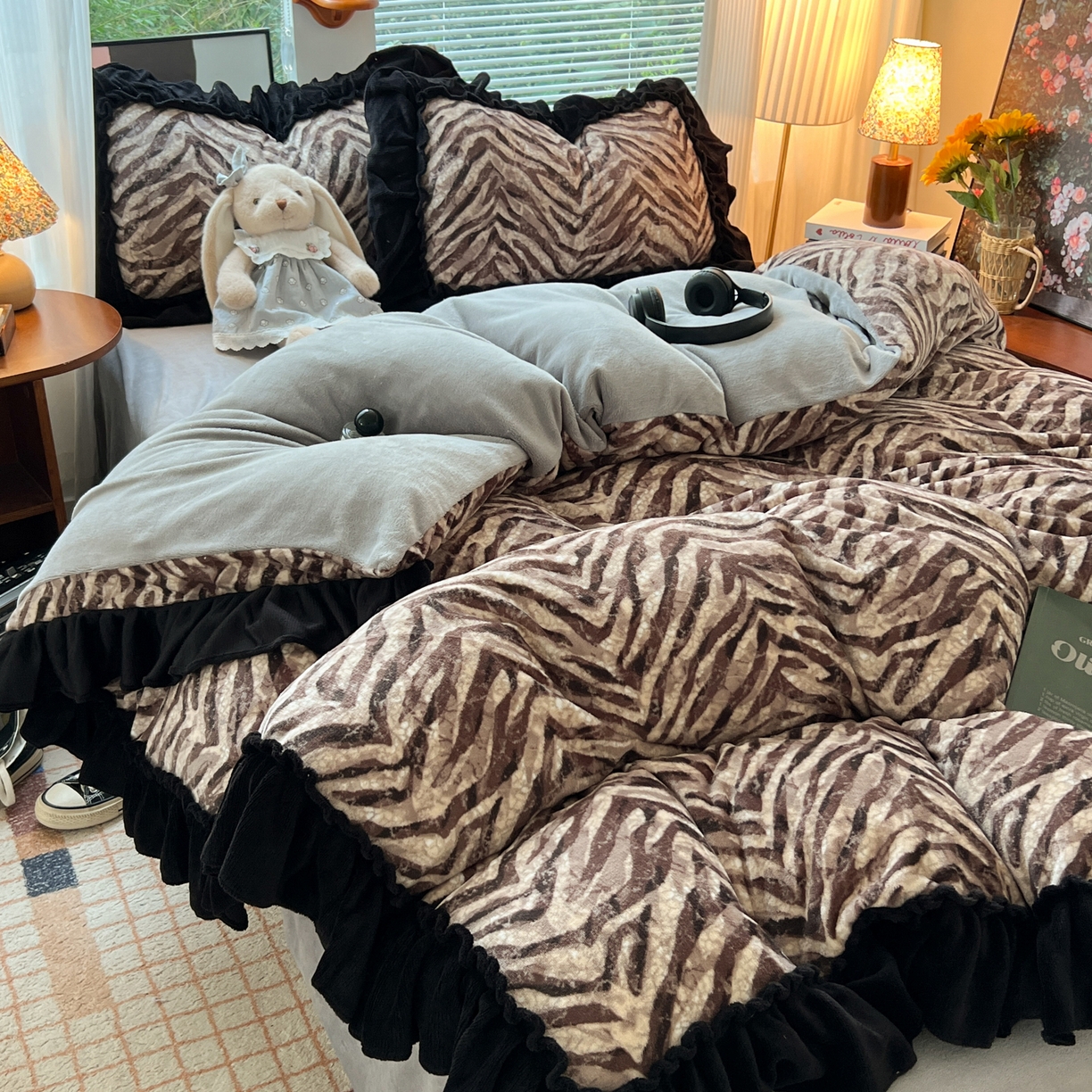 91家纺网 家纺一手货源 找家纺 韩都家居 2025新款法式花边印花牛奶绒四件套 豹纹咖