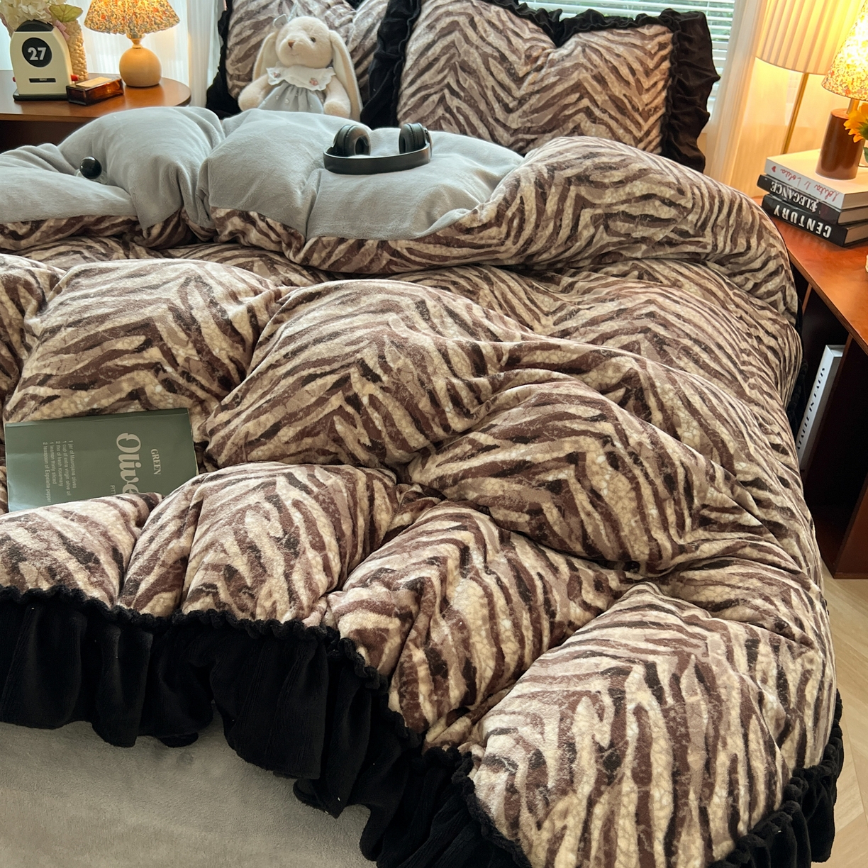 91家纺网 家纺一手货源 找家纺 韩都家居 2025新款法式花边印花牛奶绒四件套 豹纹咖