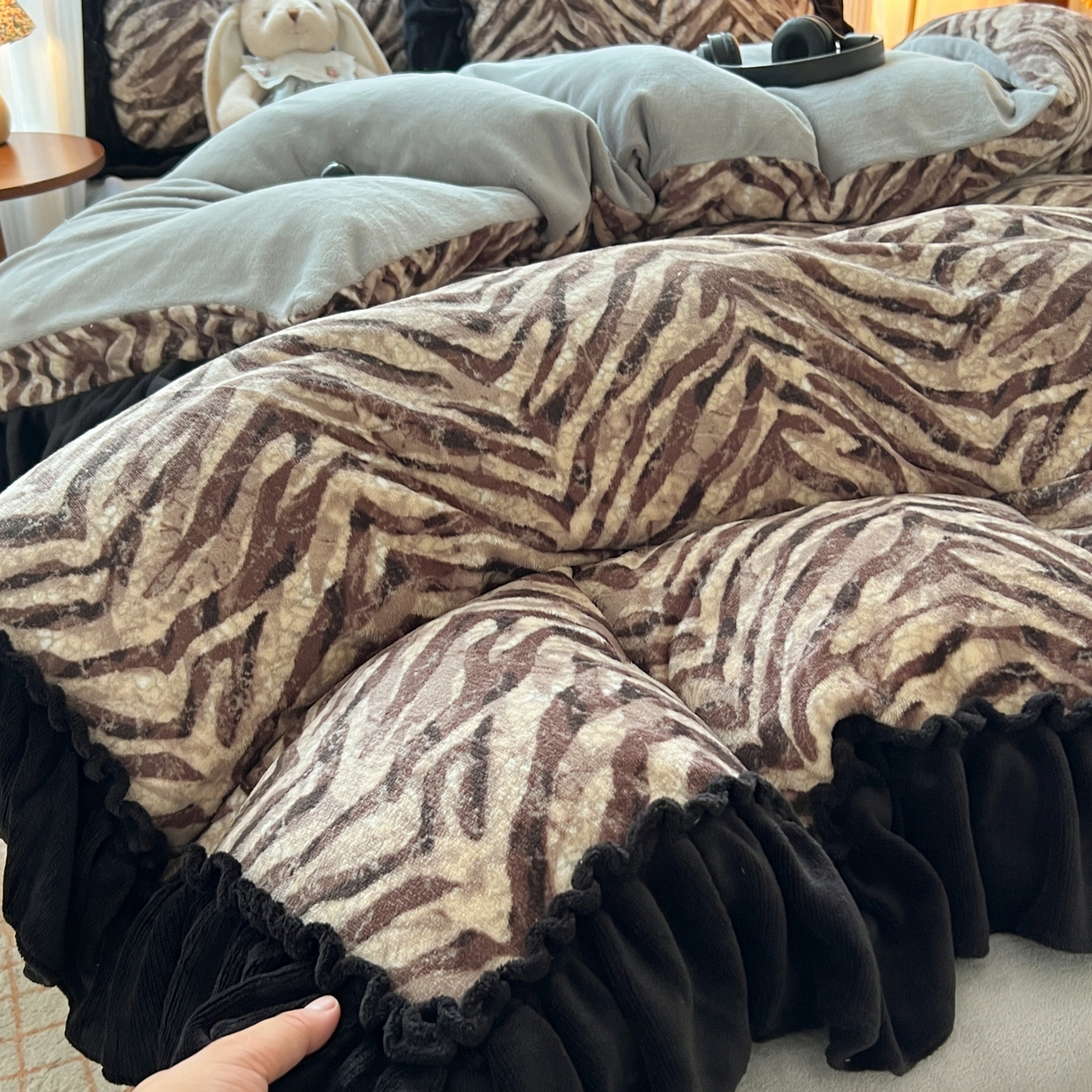 91家纺网 家纺一手货源 找家纺 韩都家居 2025新款法式花边印花牛奶绒四件套 豹纹咖