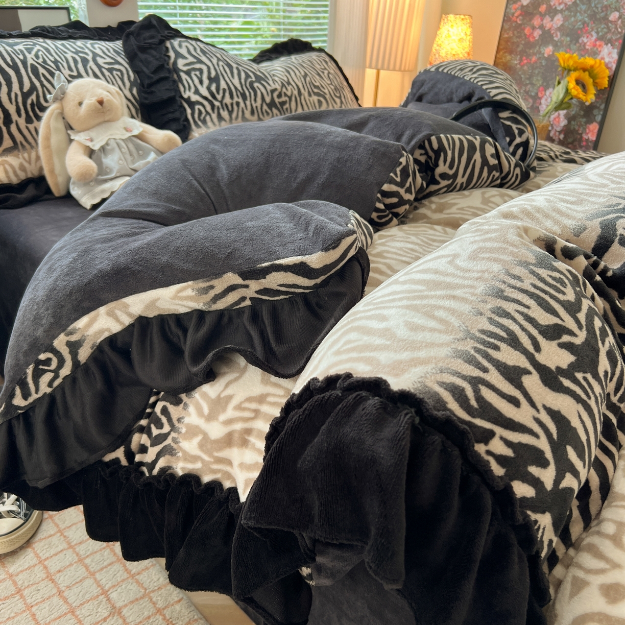 91家纺网 家纺一手货源 找家纺 韩都家居 2025新款法式花边印花牛奶绒四件套 岁月留声