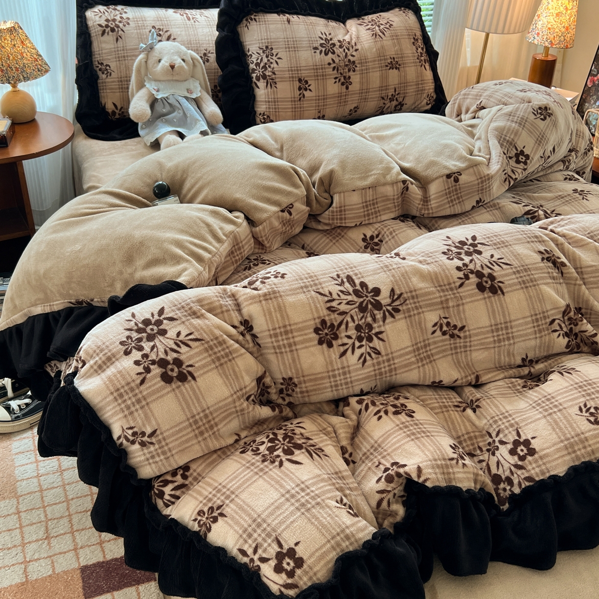 91家纺网 家纺一手货源 找家纺 韩都家居 2025新款法式花边印花牛奶绒四件套 茶花